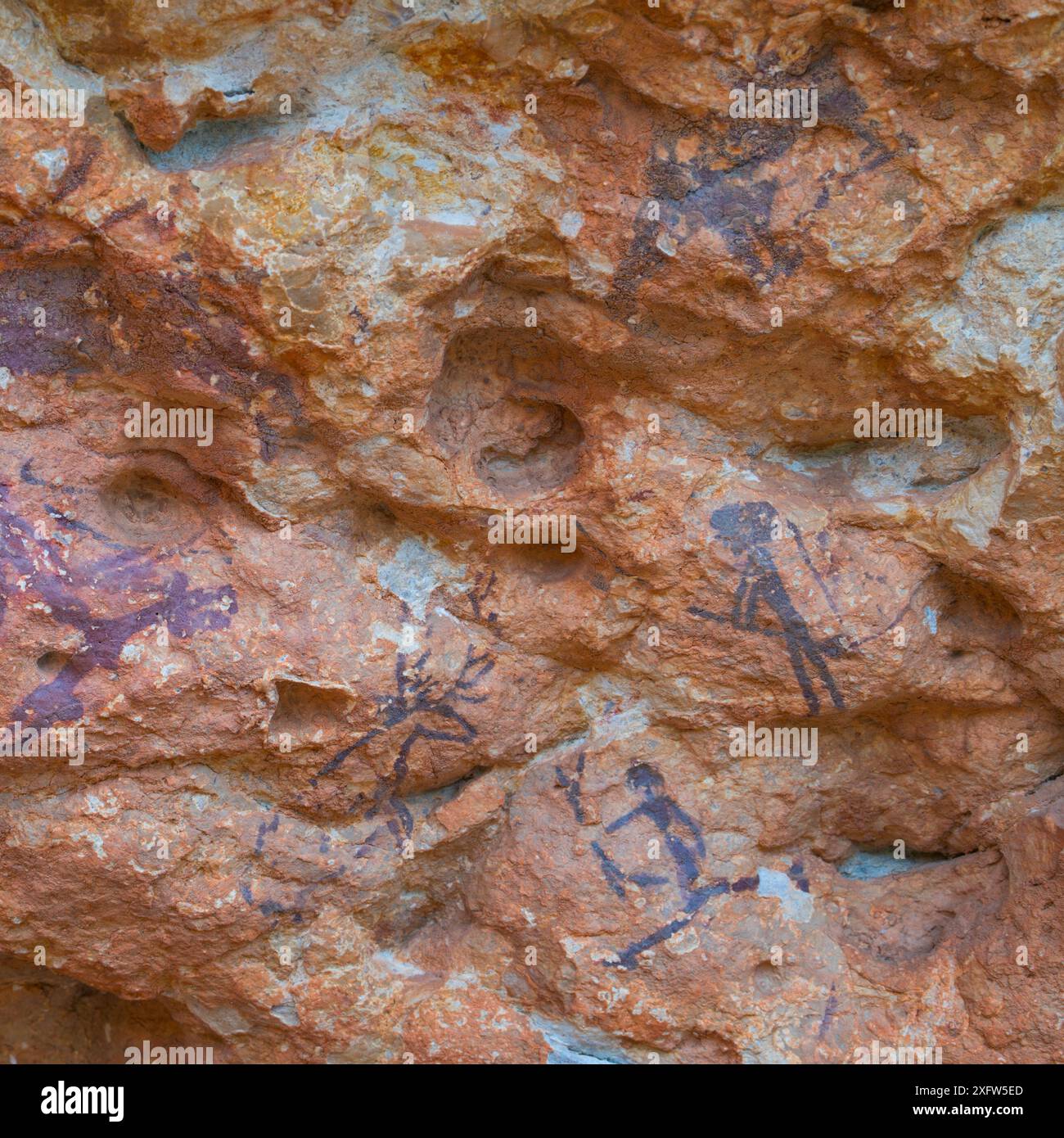 Arte rupestre nelle grotte Abrics de l'Ermita Villaggio di Ulldecona, Catalogna, Spagna, giugno. Foto Stock