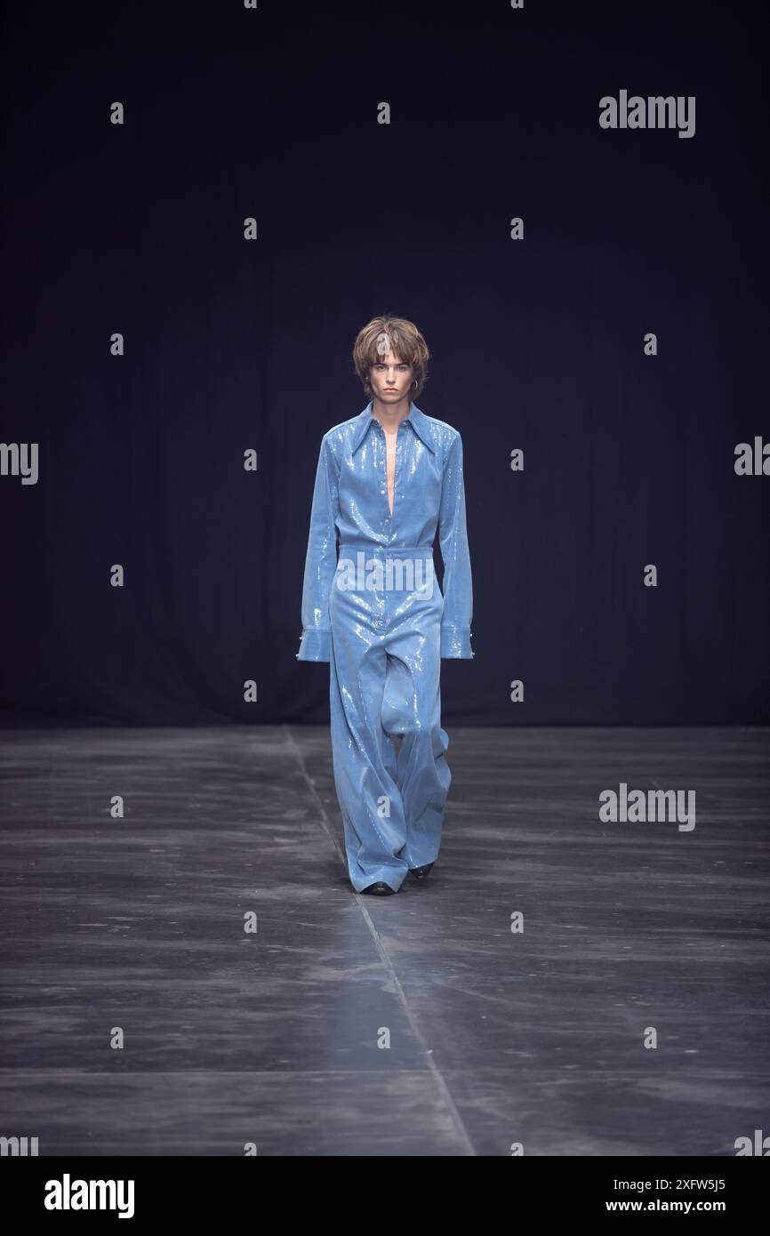 Berlino, Germania. 2 luglio 2024. Le modelle percorrono la vivace pista durante la spettacolare sfilata di moda Kilian Kerner SS25 all'evento della settimana della moda di Berlino. Foto Stock