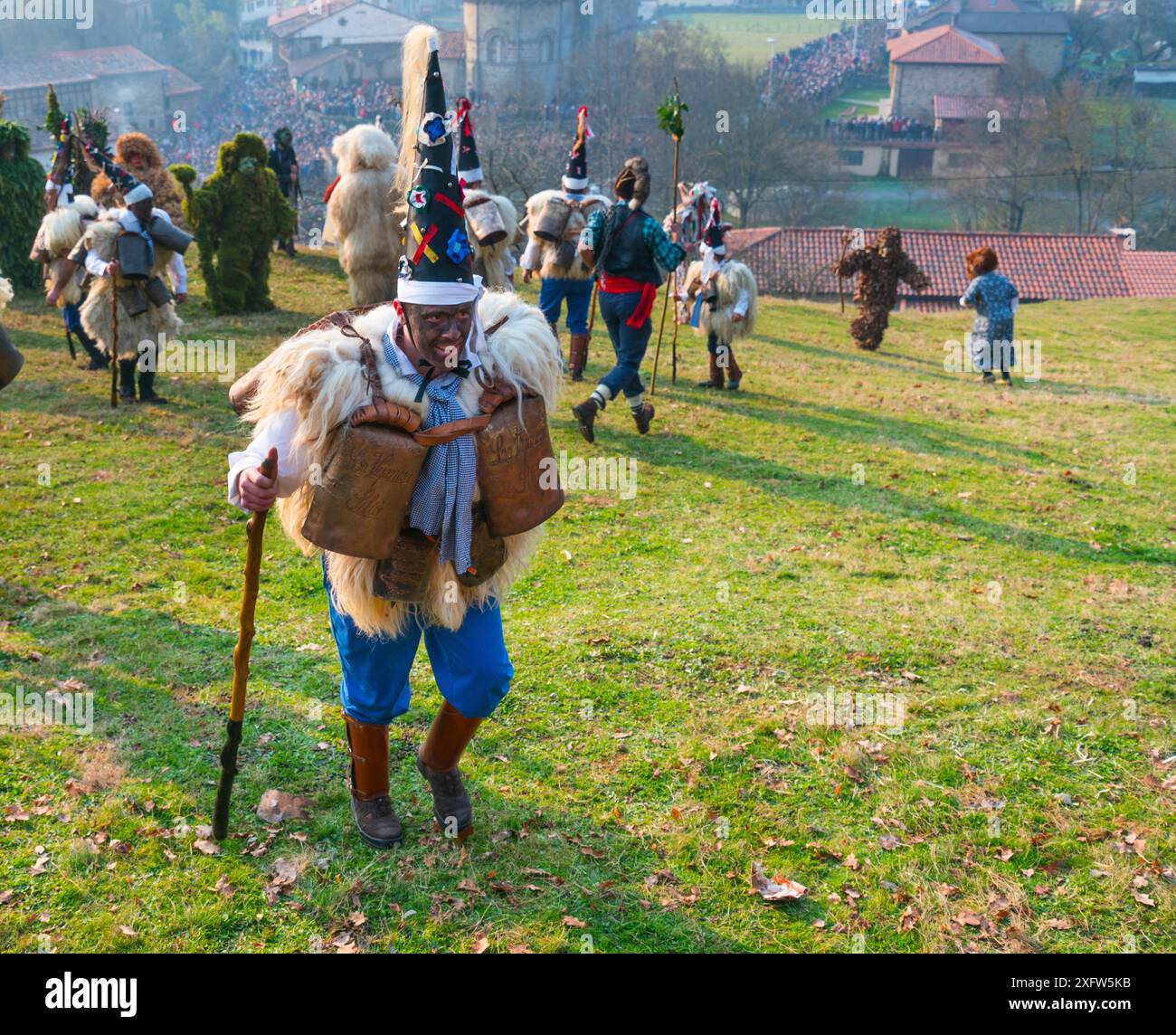 Uomo in costume tradizionale di Zarramaco "guerriero del bene", Carnevale di la Vijanera, Silio, Cantabria, Spagna. Gennaio. Foto Stock