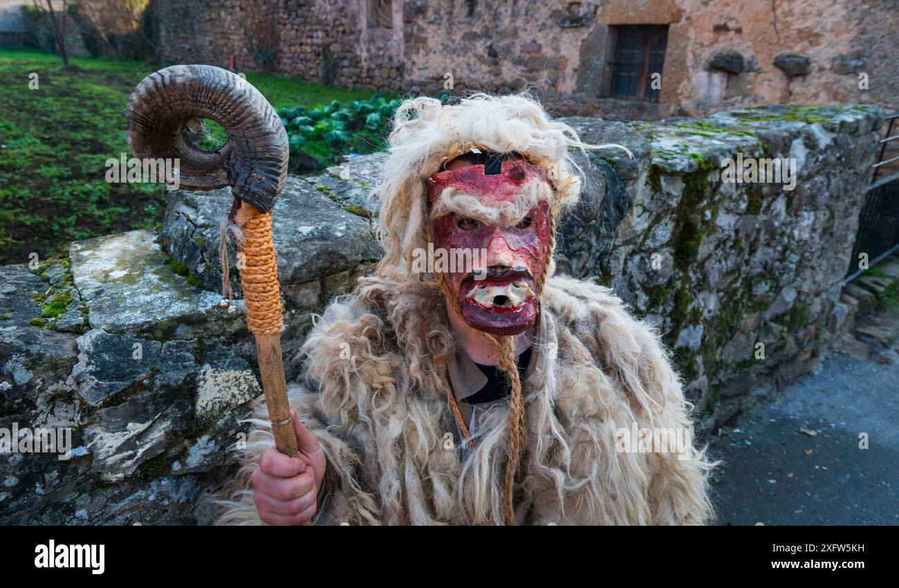 Uomo in costume al Carnevale "la Vijanera" di Silio. Comune di Molledo, Cantabria, Spagna. Gennaio. Foto Stock