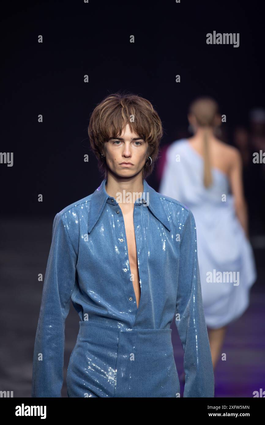 Berlino, Germania. 2 luglio 2024. Le modelle percorrono la vivace pista durante la spettacolare sfilata di moda Kilian Kerner SS25 all'evento della settimana della moda di Berlino. Foto Stock