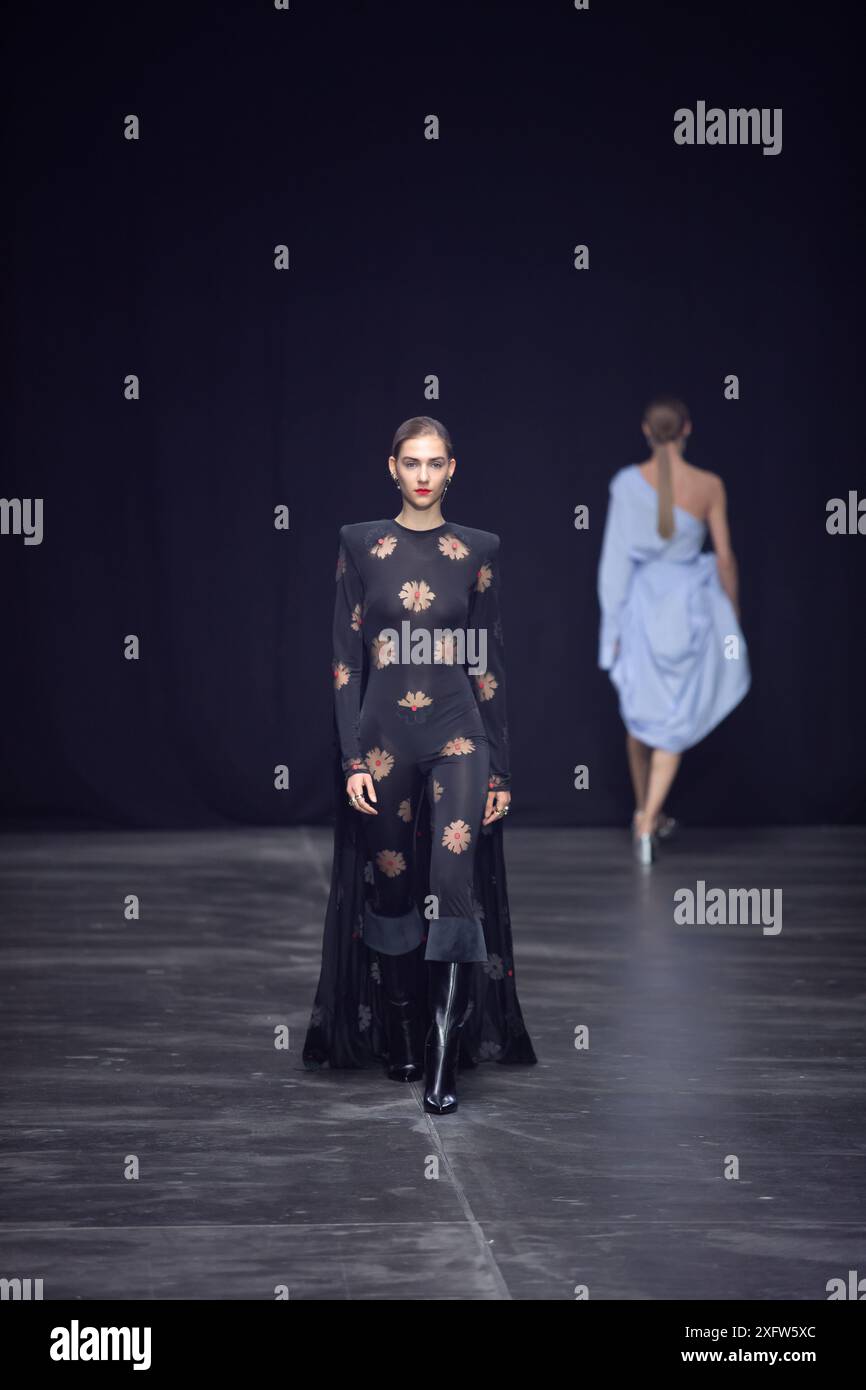 Berlino, Germania. 2 luglio 2024. Le modelle percorrono la vivace pista durante la spettacolare sfilata di moda Kilian Kerner SS25 all'evento della settimana della moda di Berlino. Foto Stock