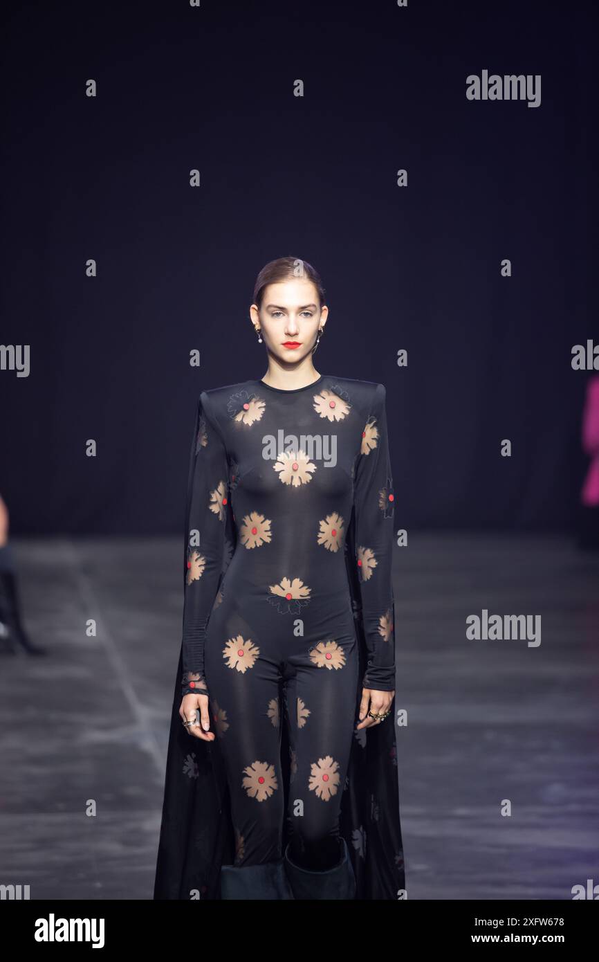 Berlino, Germania. 2 luglio 2024. Le modelle percorrono la vivace pista durante la spettacolare sfilata di moda Kilian Kerner SS25 all'evento della settimana della moda di Berlino. Foto Stock