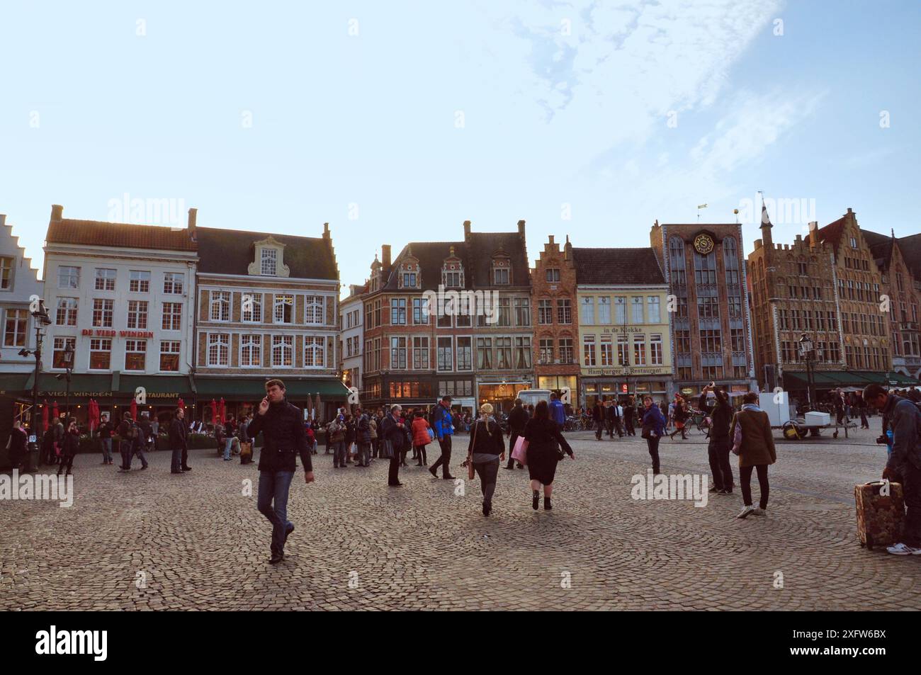 30-10-2014 Bruxelles, Belgio - i turisti ammirano lo splendore architettonico di Bruges nella vivace Grote Markt o piazza principale Foto Stock