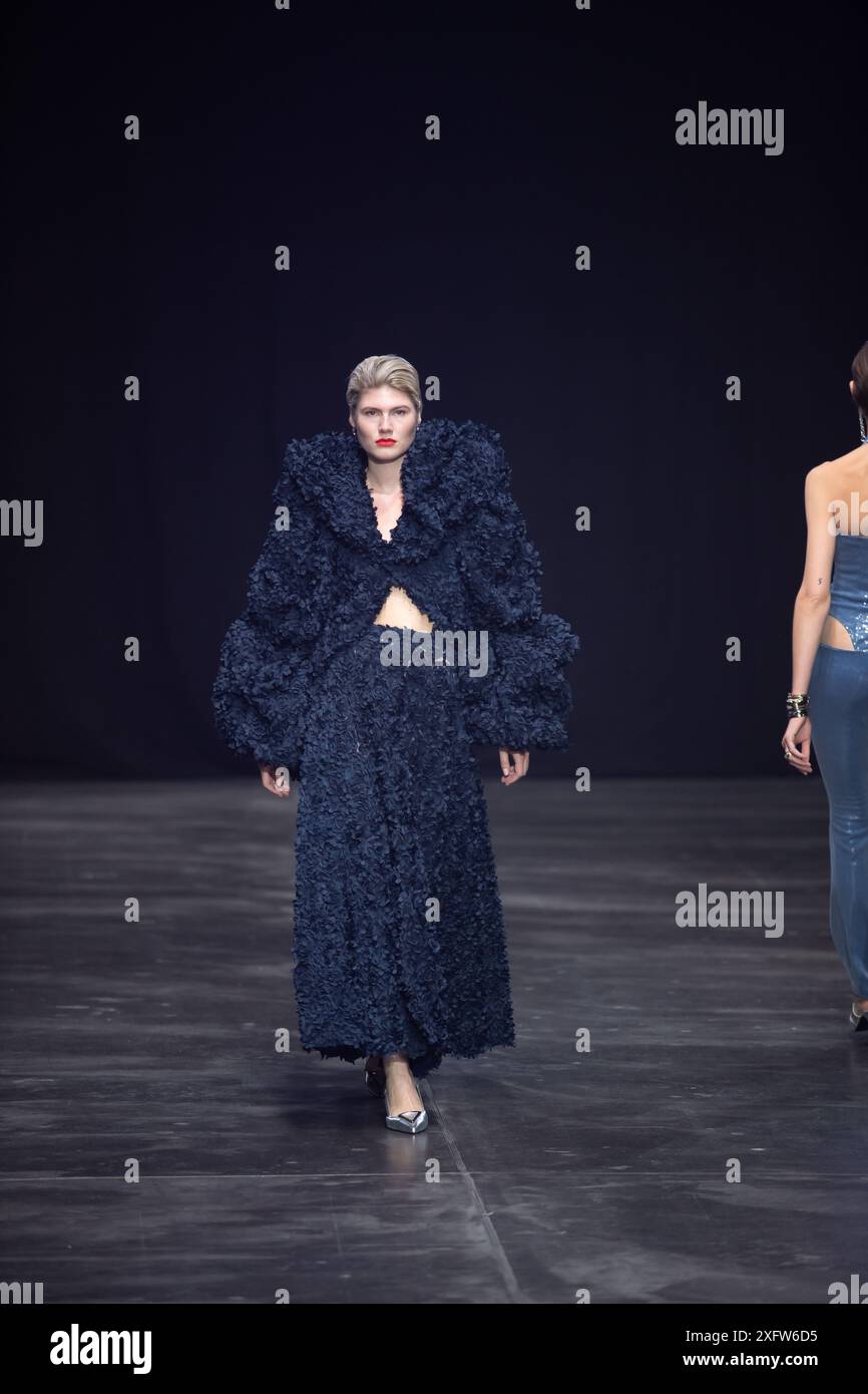 Berlino, Germania. 2 luglio 2024. Le modelle percorrono la vivace pista durante la spettacolare sfilata di moda Kilian Kerner SS25 all'evento della settimana della moda di Berlino. Foto Stock