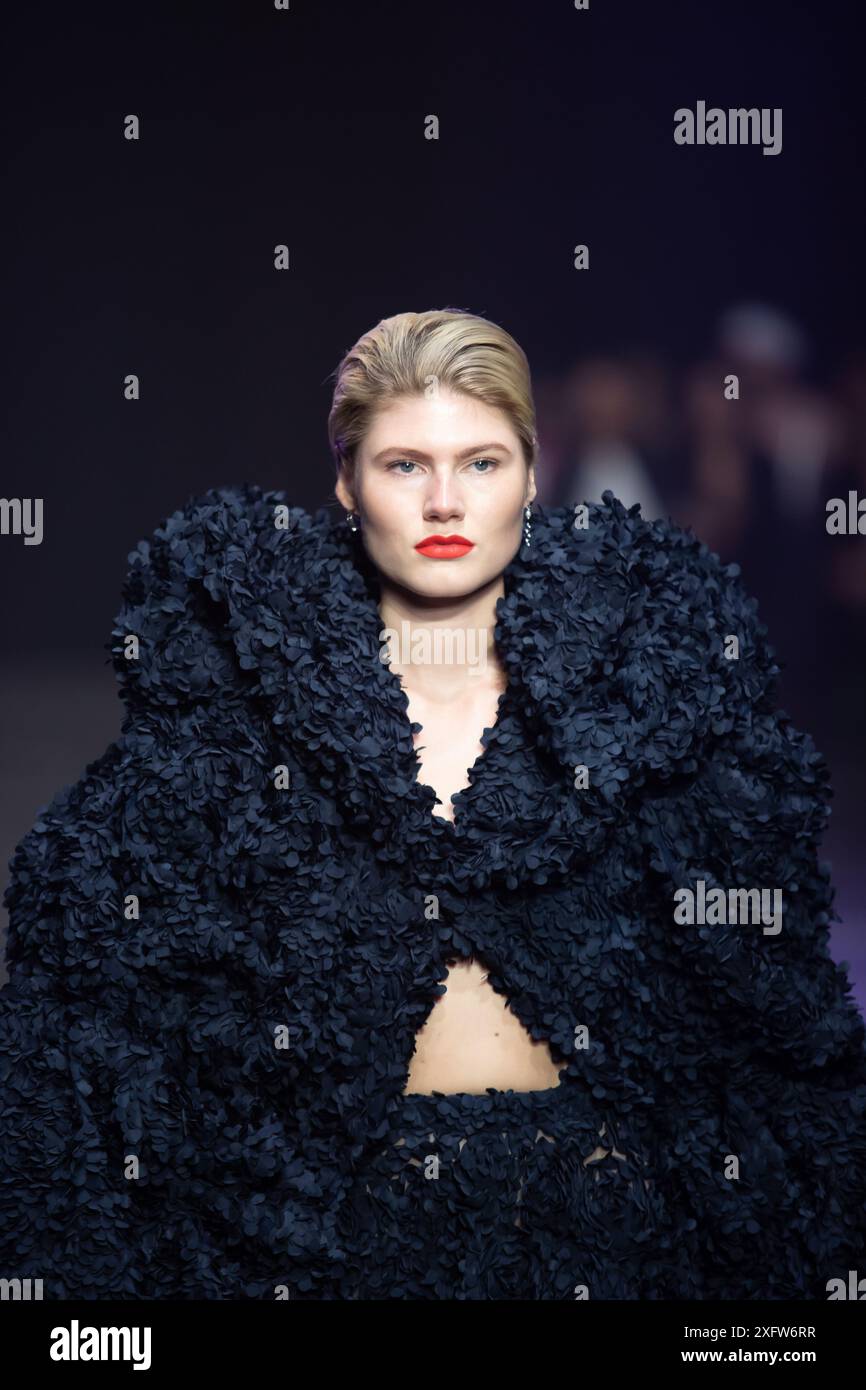 Berlino, Germania. 2 luglio 2024. Le modelle percorrono la vivace pista durante la spettacolare sfilata di moda Kilian Kerner SS25 all'evento della settimana della moda di Berlino. Foto Stock