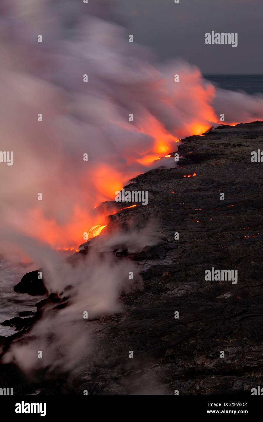 Lava che scorre nell'Oceano Pacifico dalla East Riff zone del vulcano Kilauea, Hawaii. Dicembre 2016. Foto Stock