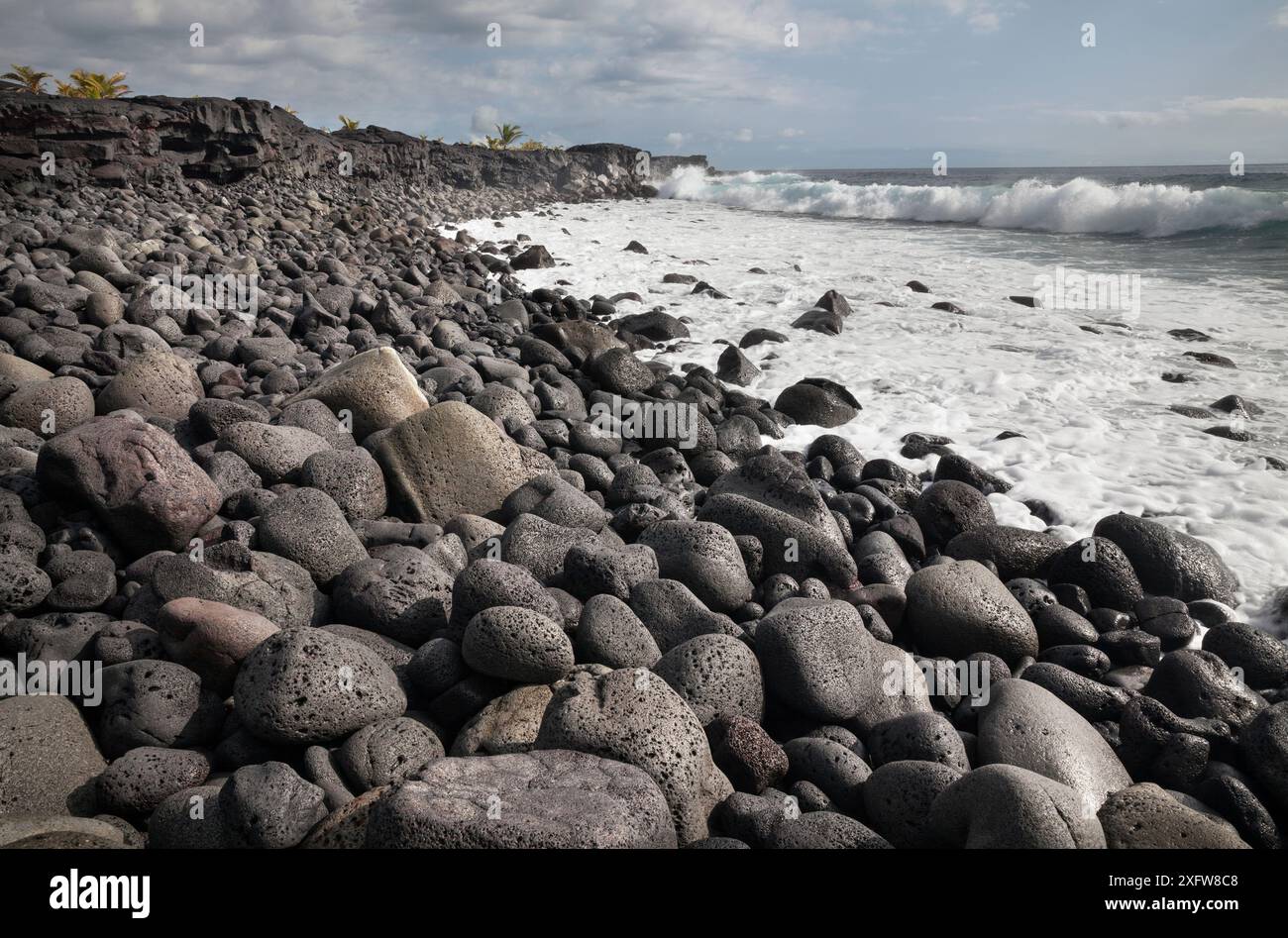Spiaggia coperta di massi di lava a Kaimu, Hawaii. Dicembre 2016. Foto Stock