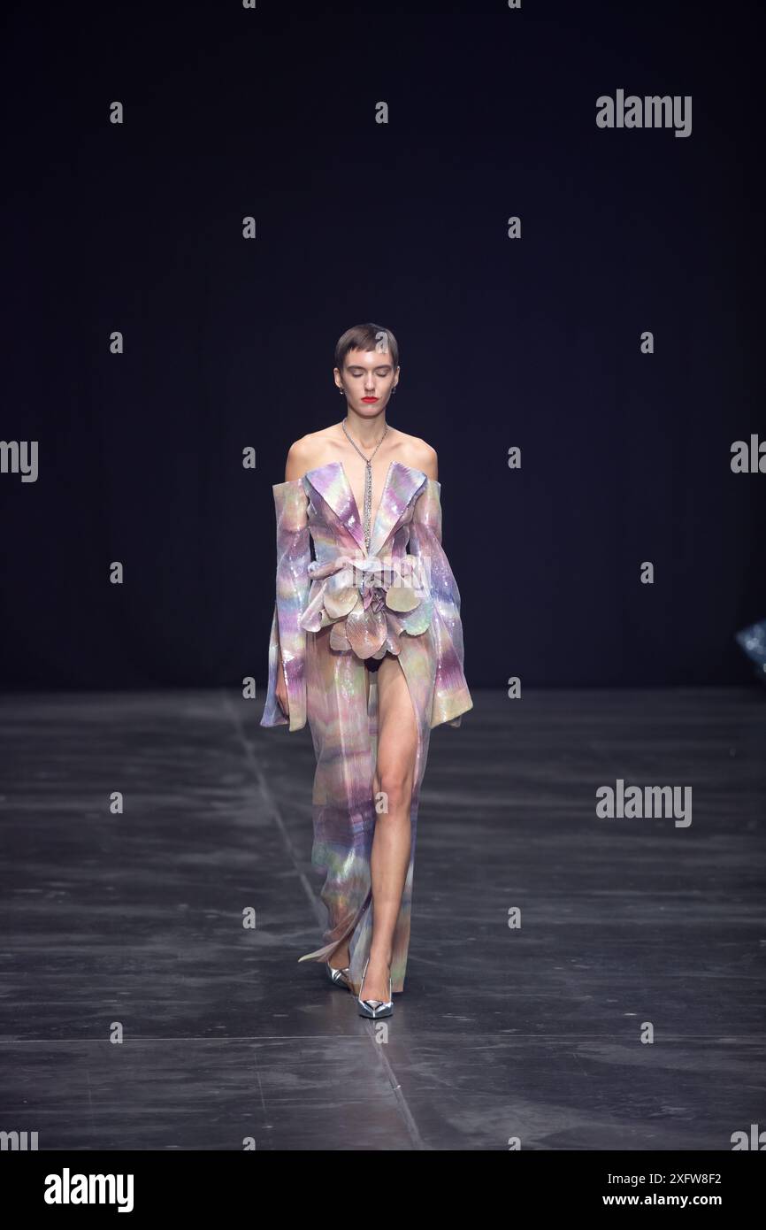 Berlino, Germania. 2 luglio 2024. Le modelle percorrono la vivace pista durante la spettacolare sfilata di moda Kilian Kerner SS25 all'evento della settimana della moda di Berlino. Foto Stock