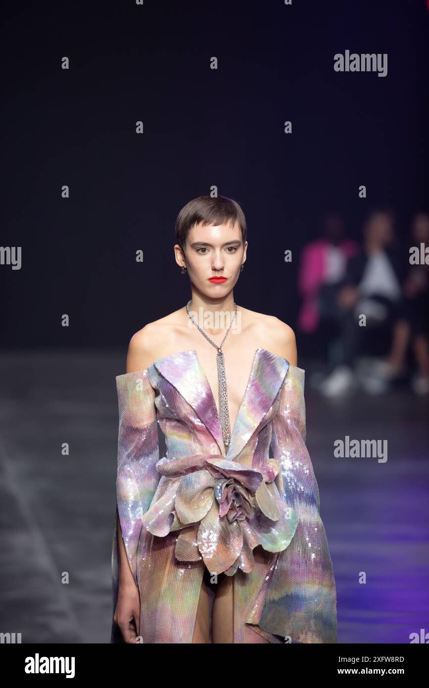 Berlino, Germania. 2 luglio 2024. Le modelle percorrono la vivace pista durante la spettacolare sfilata di moda Kilian Kerner SS25 all'evento della settimana della moda di Berlino. Foto Stock