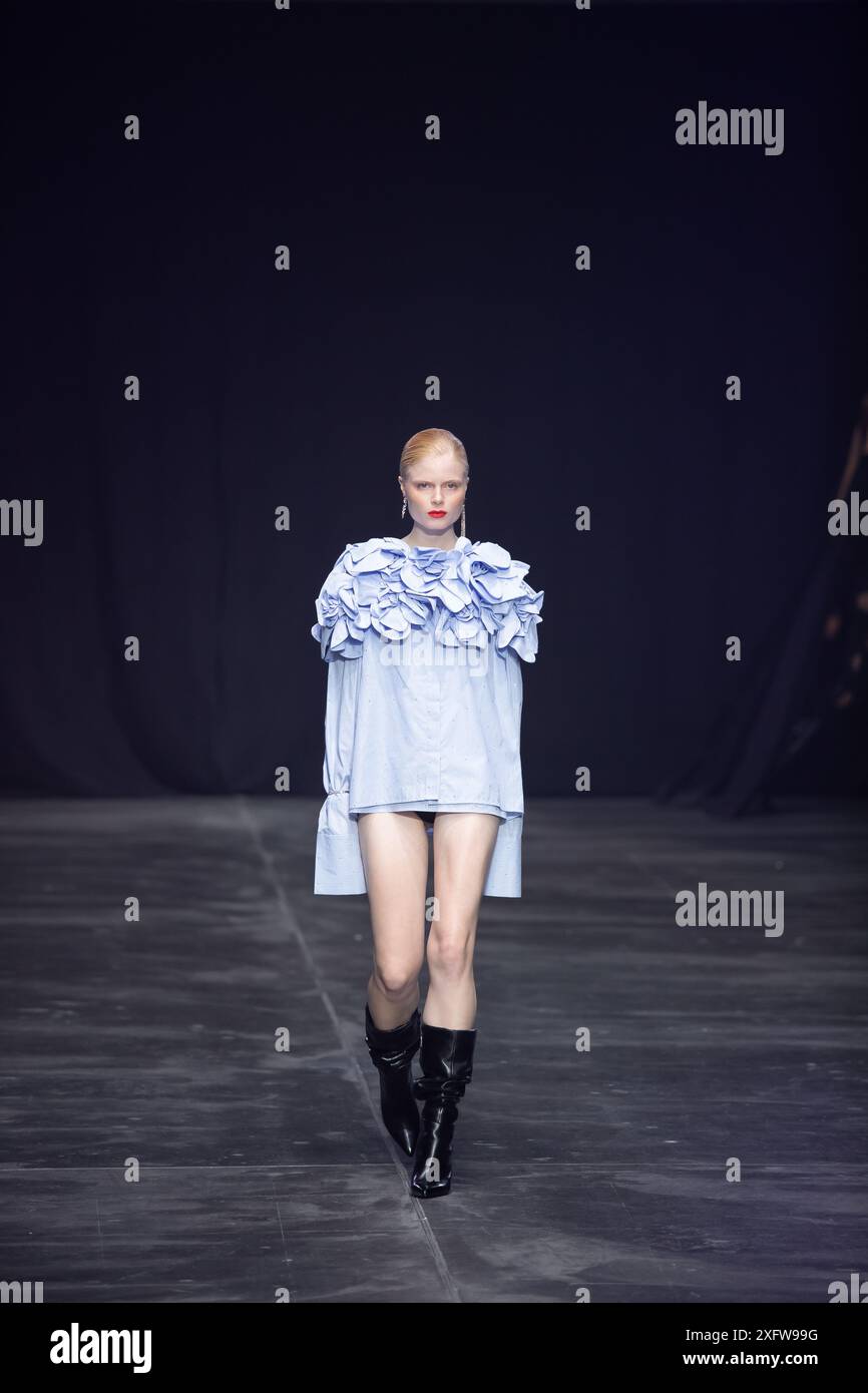 Berlino, Germania. 2 luglio 2024. Le modelle percorrono la vivace pista durante la spettacolare sfilata di moda Kilian Kerner SS25 all'evento della settimana della moda di Berlino. Foto Stock