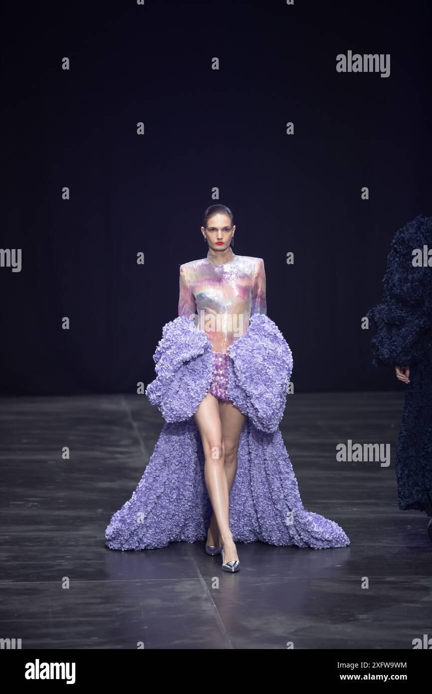Berlino, Germania. 2 luglio 2024. Le modelle percorrono la vivace pista durante la spettacolare sfilata di moda Kilian Kerner SS25 all'evento della settimana della moda di Berlino. Foto Stock