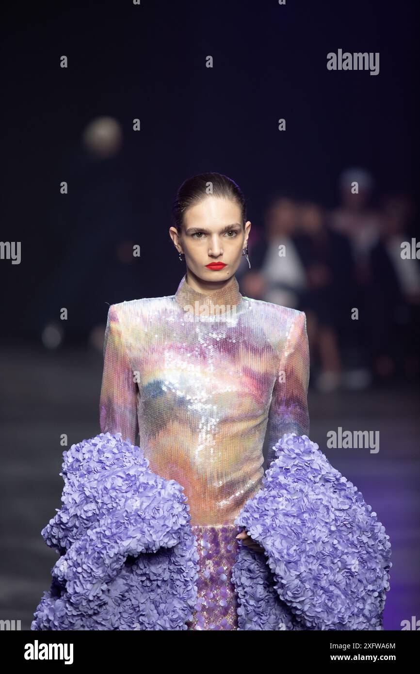 Berlino, Germania. 2 luglio 2024. Le modelle percorrono la vivace pista durante la spettacolare sfilata di moda Kilian Kerner SS25 all'evento della settimana della moda di Berlino. Foto Stock