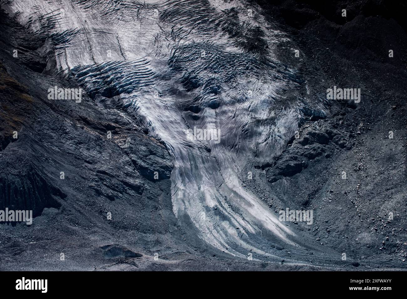 Scioglimento della punta di un piccolo ghiacciaio sulle pendici del Breithorn, Zermatt, Svizzera, settembre Foto Stock