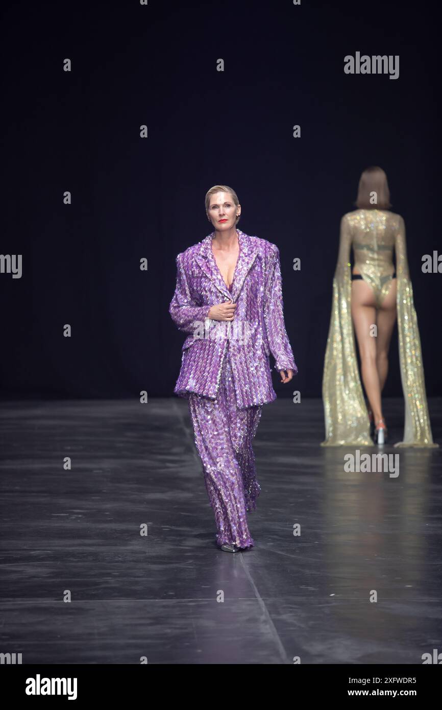 Berlino, Germania. 2 luglio 2024. Le modelle percorrono la vivace pista durante la spettacolare sfilata di moda Kilian Kerner SS25 all'evento della settimana della moda di Berlino. Foto Stock