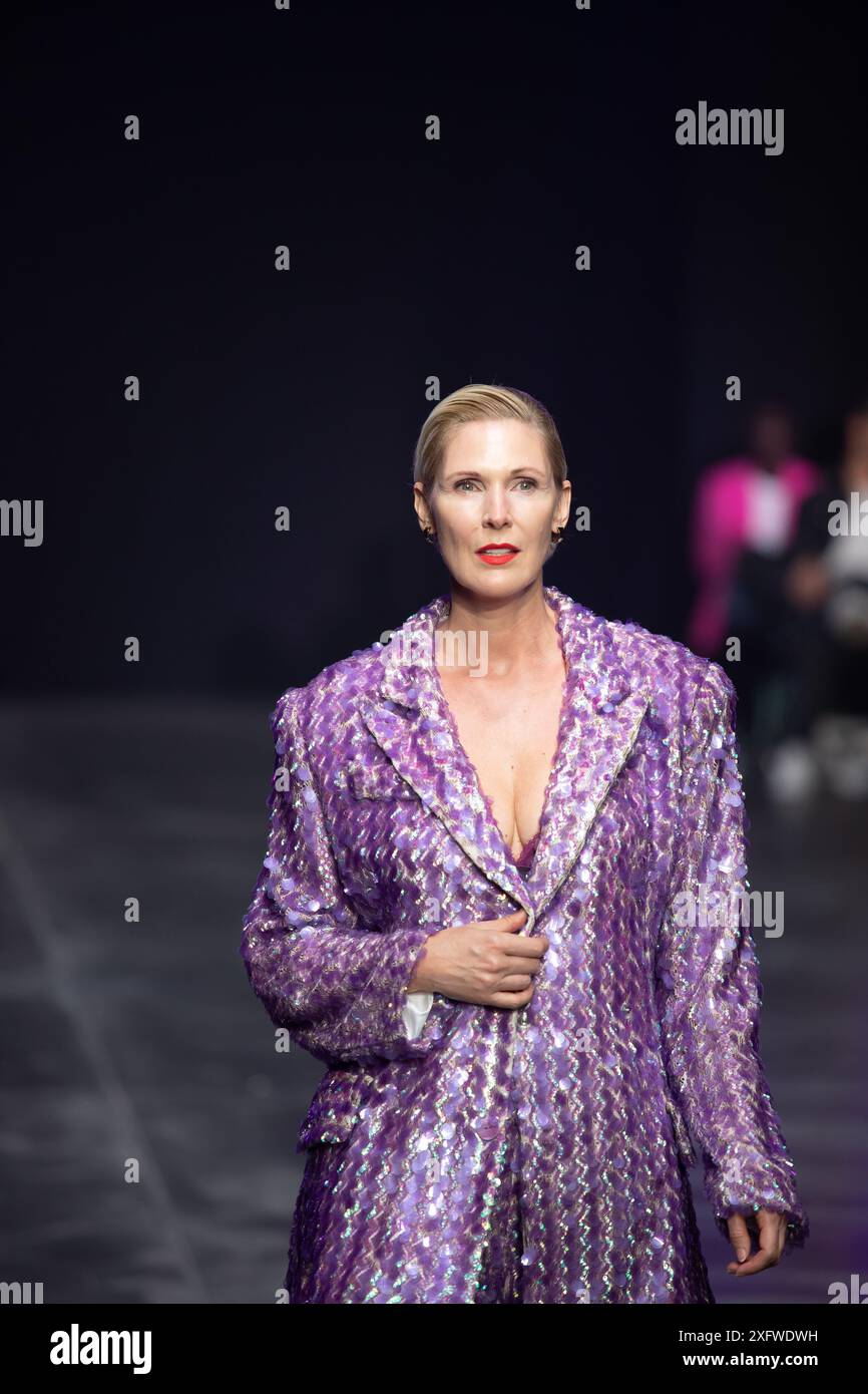 Berlino, Germania. 2 luglio 2024. Le modelle percorrono la vivace pista durante la spettacolare sfilata di moda Kilian Kerner SS25 all'evento della settimana della moda di Berlino. Foto Stock