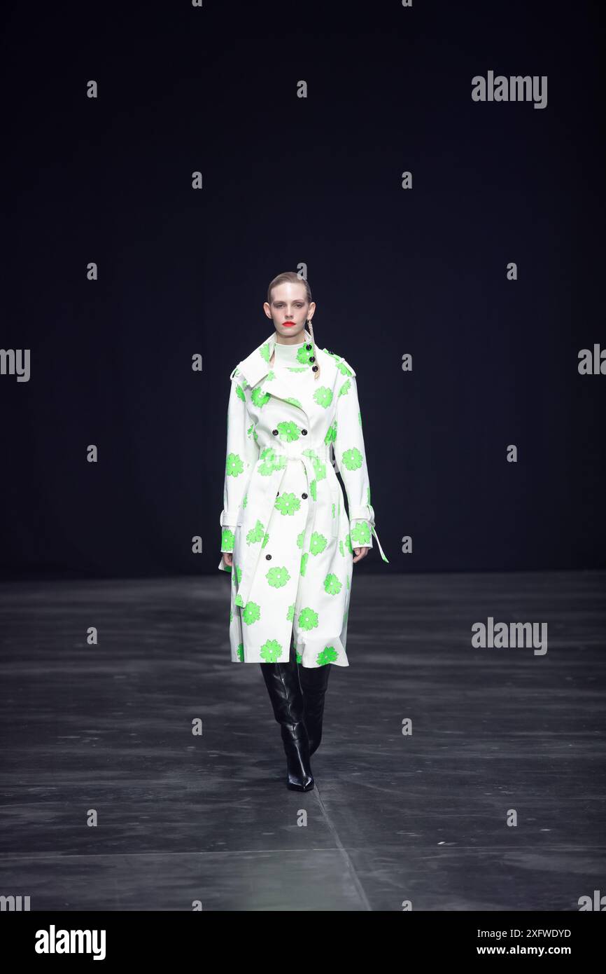Berlino, Germania. 2 luglio 2024. Le modelle percorrono la vivace pista durante la spettacolare sfilata di moda Kilian Kerner SS25 all'evento della settimana della moda di Berlino. Foto Stock