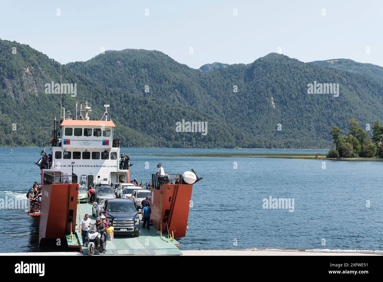 Traghetto che collega il passo Huahum e il controllo di frontiera in Argentina con Puerto Fue (Port Fue), lago Pirihueco, Cile. Gennaio 2017. Foto Stock