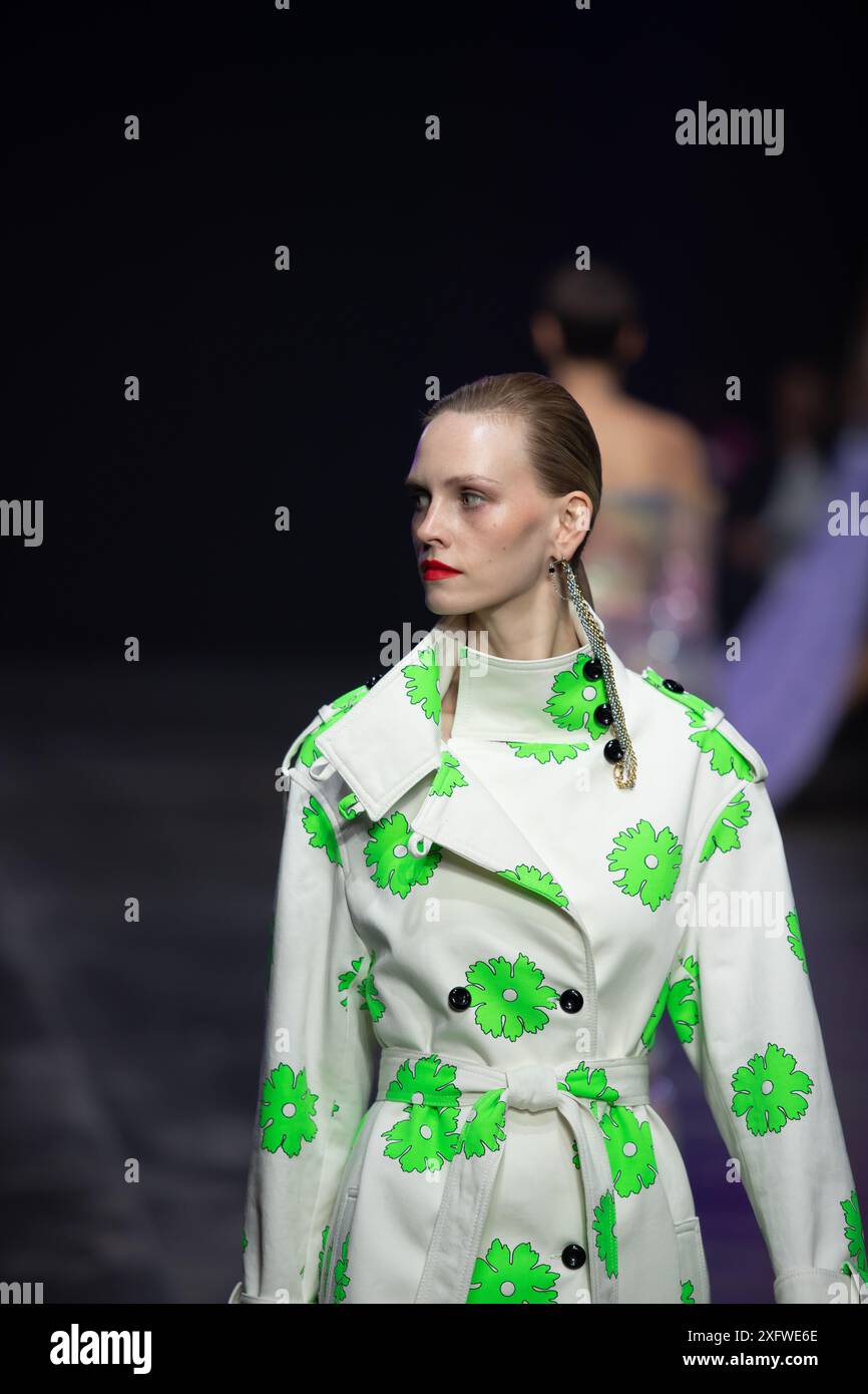 Berlino, Germania. 2 luglio 2024. Le modelle percorrono la vivace pista durante la spettacolare sfilata di moda Kilian Kerner SS25 all'evento della settimana della moda di Berlino. Foto Stock