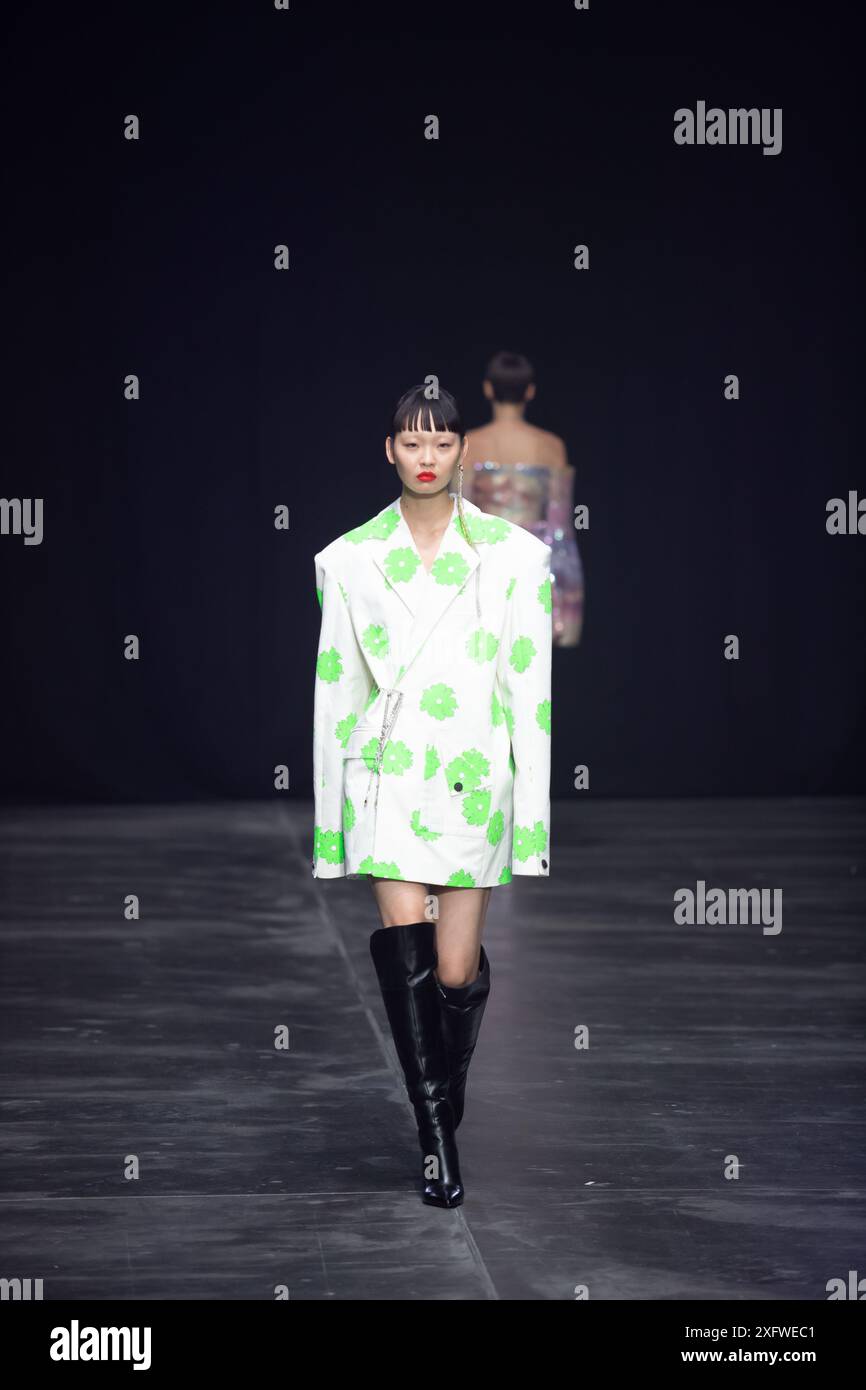 Berlino, Germania. 2 luglio 2024. Le modelle percorrono la vivace pista durante la spettacolare sfilata di moda Kilian Kerner SS25 all'evento della settimana della moda di Berlino. Foto Stock