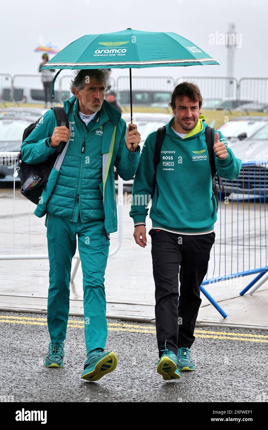 Silverstone, Regno Unito. 5 luglio 2024. (Da L a R): Edoardo Bendinelli (ITA) Aston Martin F1 Team Personal Trainer con Fernando Alonso (ESP) Aston Martin F1 Team. Formula 1 World Championship, Rd 12, Gran Premio di Gran Bretagna, venerdì 5 luglio 2024. Silverstone, Inghilterra. Crediti: James Moy/Alamy Live News Foto Stock