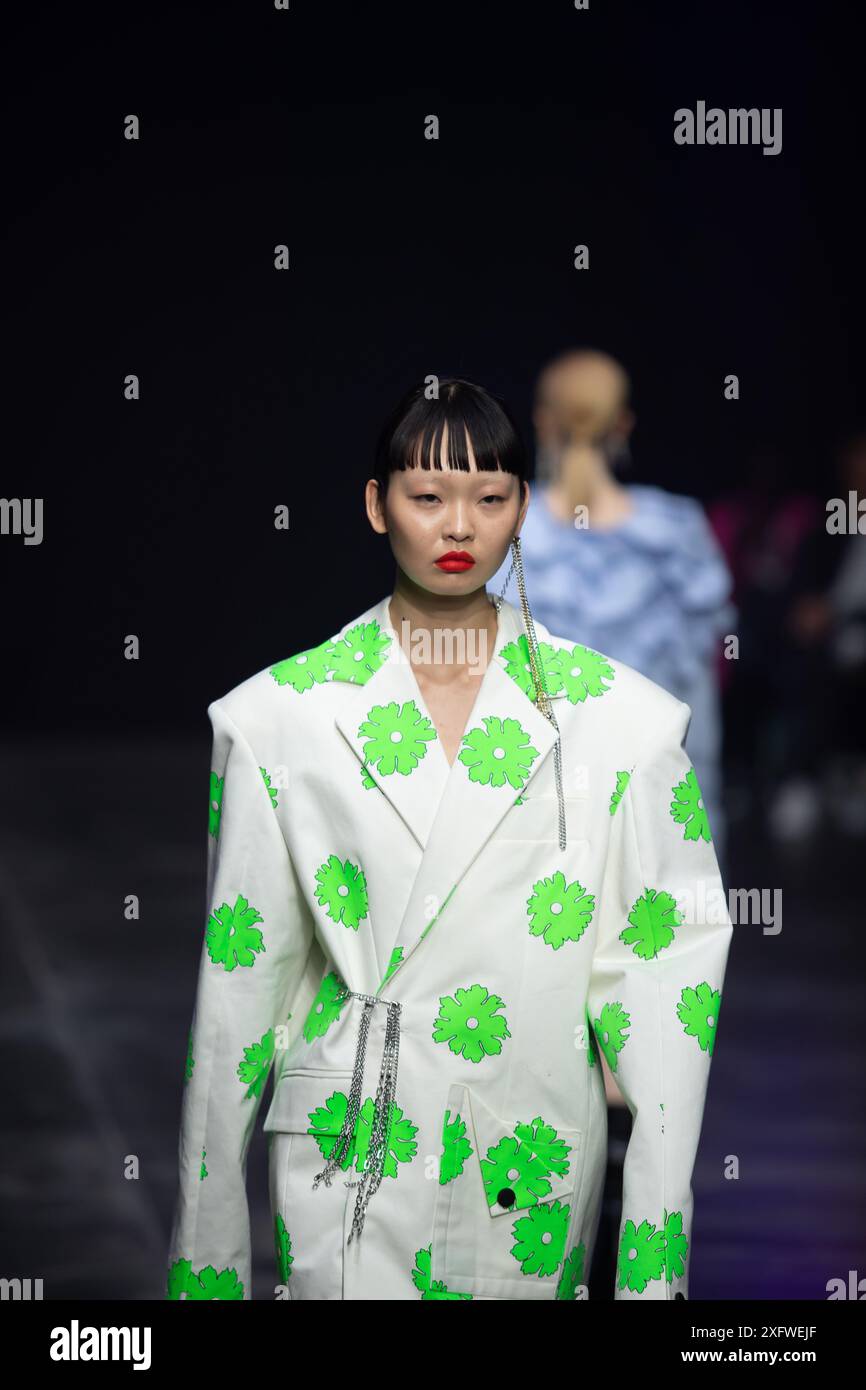 Berlino, Germania. 2 luglio 2024. Le modelle percorrono la vivace pista durante la spettacolare sfilata di moda Kilian Kerner SS25 all'evento della settimana della moda di Berlino. Foto Stock
