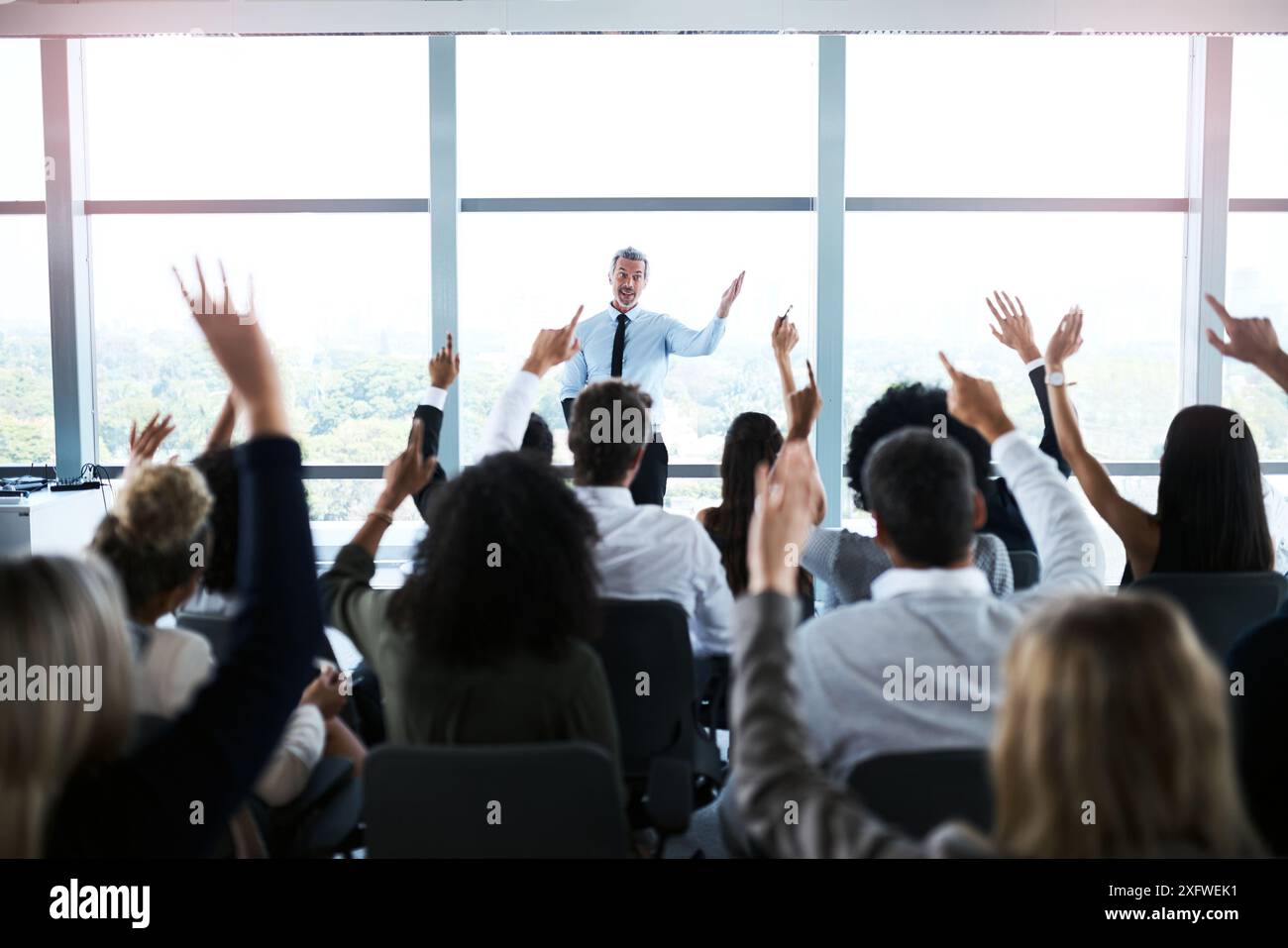 Presentazione, conferenza e leader con domande del pubblico per workshop, riunioni e interventi. Imprenditorialità, formazione aziendale e uomini e.. Foto Stock