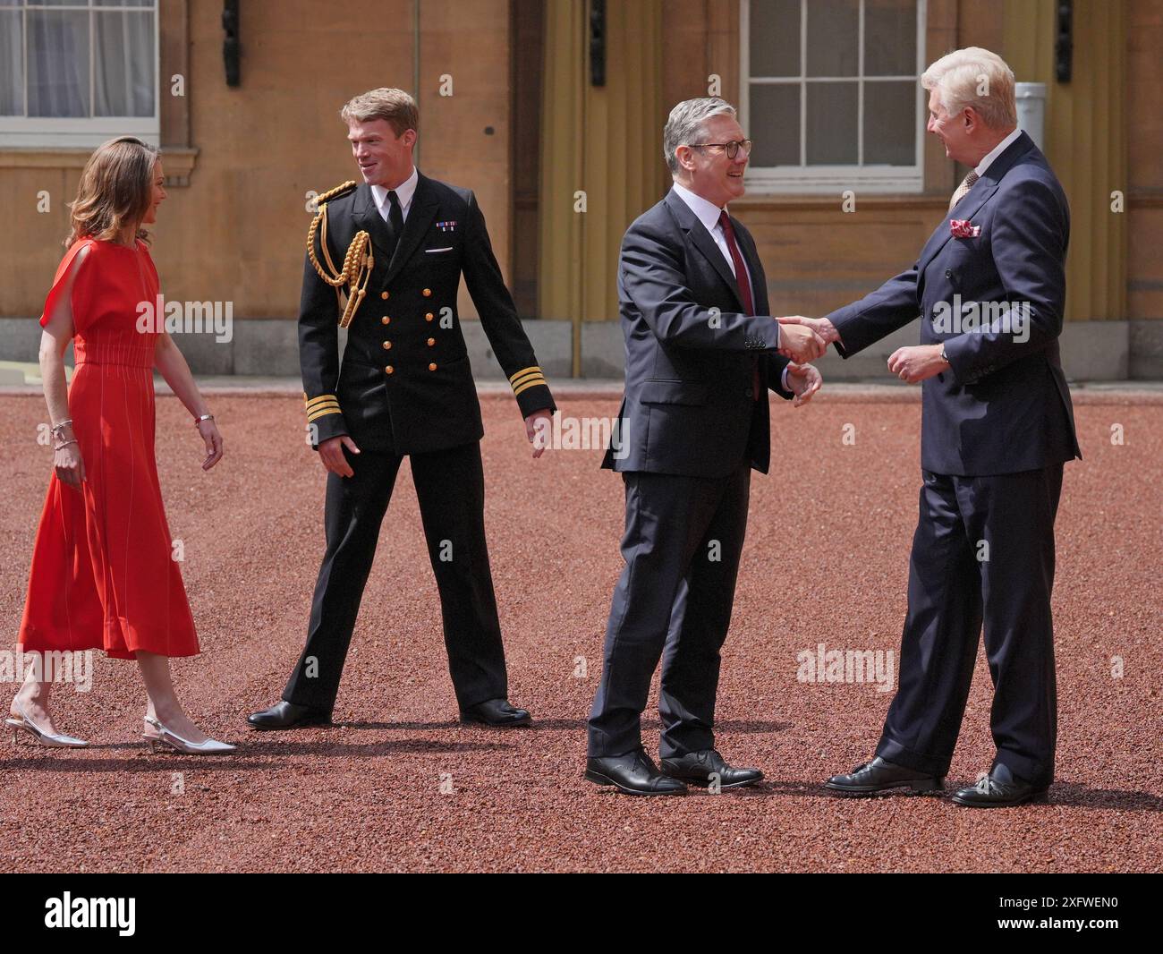 Sir Clive Alderton, Segretario privato principale del Re e della Regina (a destra) con il Comandante William Thornton, Royal Navy, Equerry to the King (2a sinistra) saluto Sir Keir Starmer, e sua moglie Victoria Starmer, mentre arriva a Buckingham Palace a Londra per un'udienza con re Carlo III, dove sarà invitato a diventare primo ministro e formare un nuovo governo, dopo la schiacciante vittoria elettorale generale per il Partito Laburista. Data foto: Venerdì 5 luglio 2024. Foto Stock