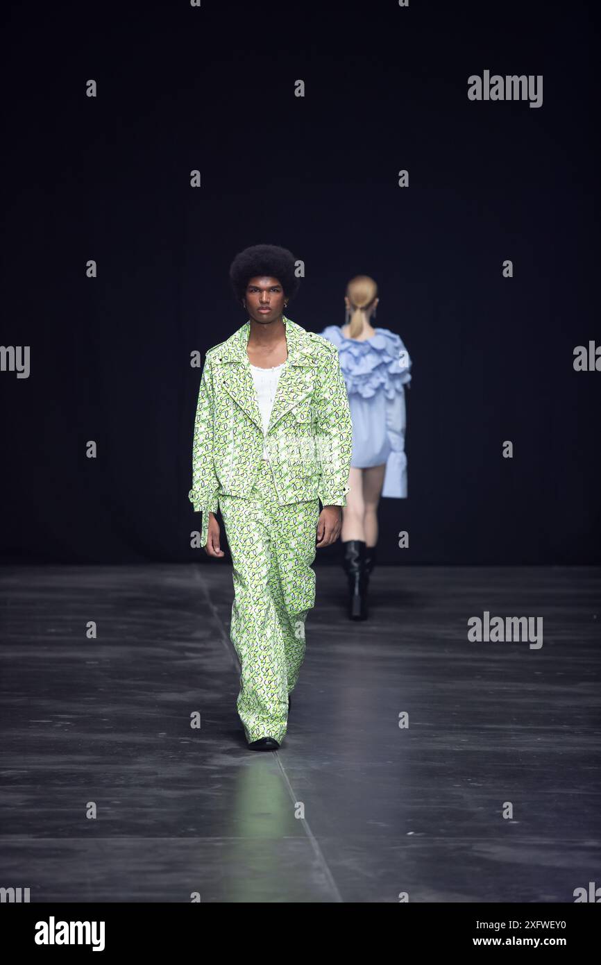Berlino, Germania. 2 luglio 2024. Le modelle percorrono la vivace pista durante la spettacolare sfilata di moda Kilian Kerner SS25 all'evento della settimana della moda di Berlino. Foto Stock