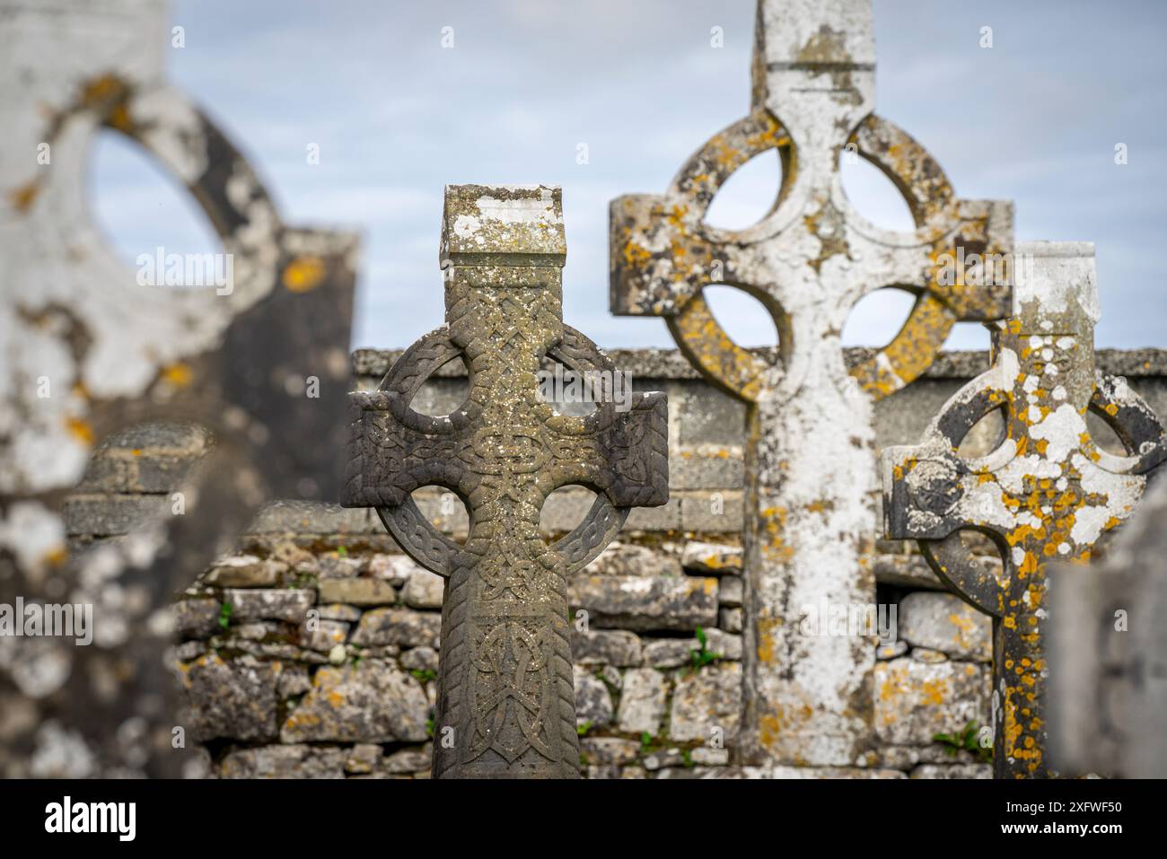 Croci celtiche nel cimitero, Kilfenora Medieval Cathedral (Saint Fachtnanrsquo),The Burren, County Clare, Irlanda, Regno Unito. Foto Stock