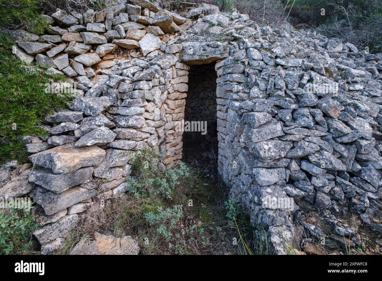 Vecchio deposito di munizioni dalla guerra civile, Randa, Mallorca, Isole Baleari, Spagna. Foto Stock