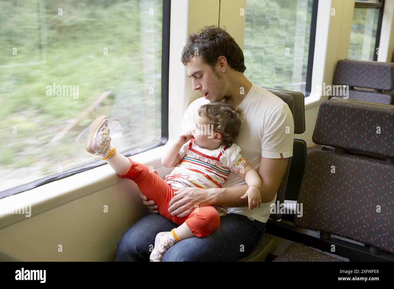 Padre (35 anni) e nostra figlia di 2 anni) in viaggio in tram. Foto Stock