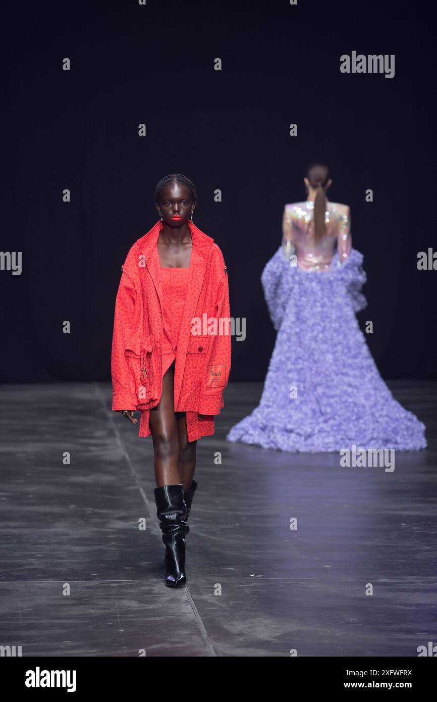 Berlino, Germania. 2 luglio 2024. Le modelle percorrono la vivace pista durante la spettacolare sfilata di moda Kilian Kerner SS25 all'evento della settimana della moda di Berlino. Foto Stock