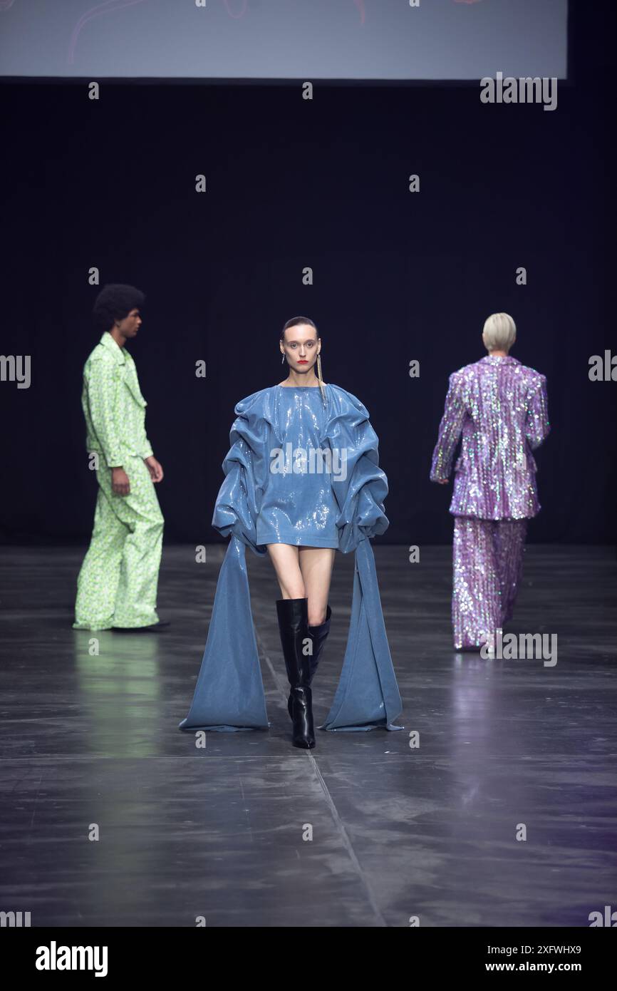 Berlino, Germania. 2 luglio 2024. Le modelle percorrono la vivace pista durante la spettacolare sfilata di moda Kilian Kerner SS25 all'evento della settimana della moda di Berlino. Foto Stock