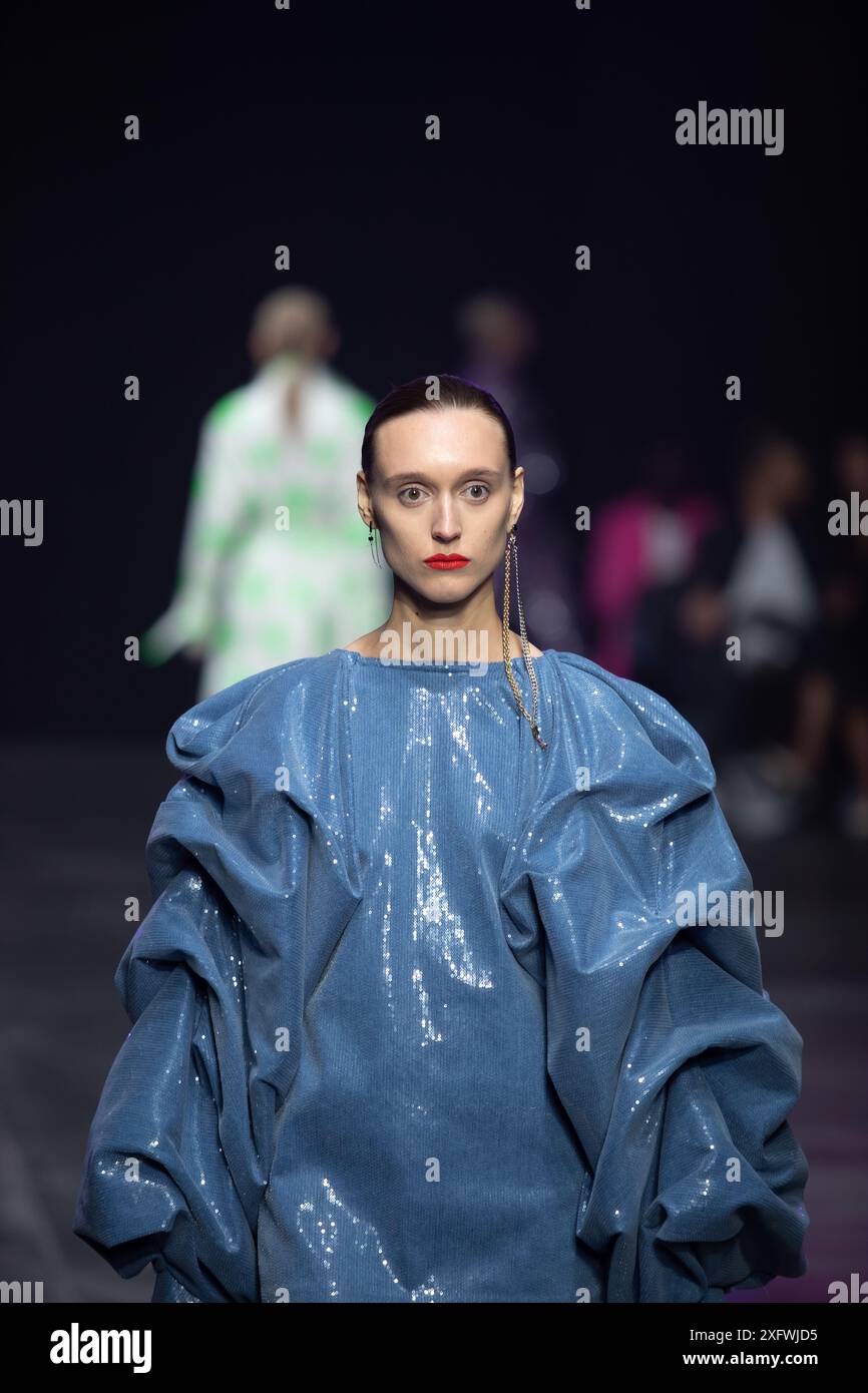 Berlino, Germania. 2 luglio 2024. Le modelle percorrono la vivace pista durante la spettacolare sfilata di moda Kilian Kerner SS25 all'evento della settimana della moda di Berlino. Foto Stock