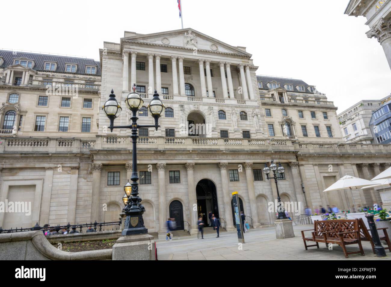 The Bank of England building BoE, Threadneedle Street, London, EC2R 8AH, United Kingdom angled front facade Foto Stock