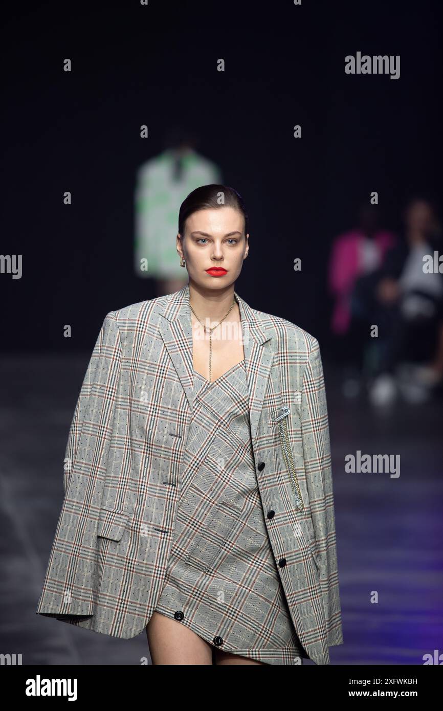 Berlino, Germania. 2 luglio 2024. Le modelle percorrono la vivace pista durante la spettacolare sfilata di moda Kilian Kerner SS25 all'evento della settimana della moda di Berlino. Foto Stock