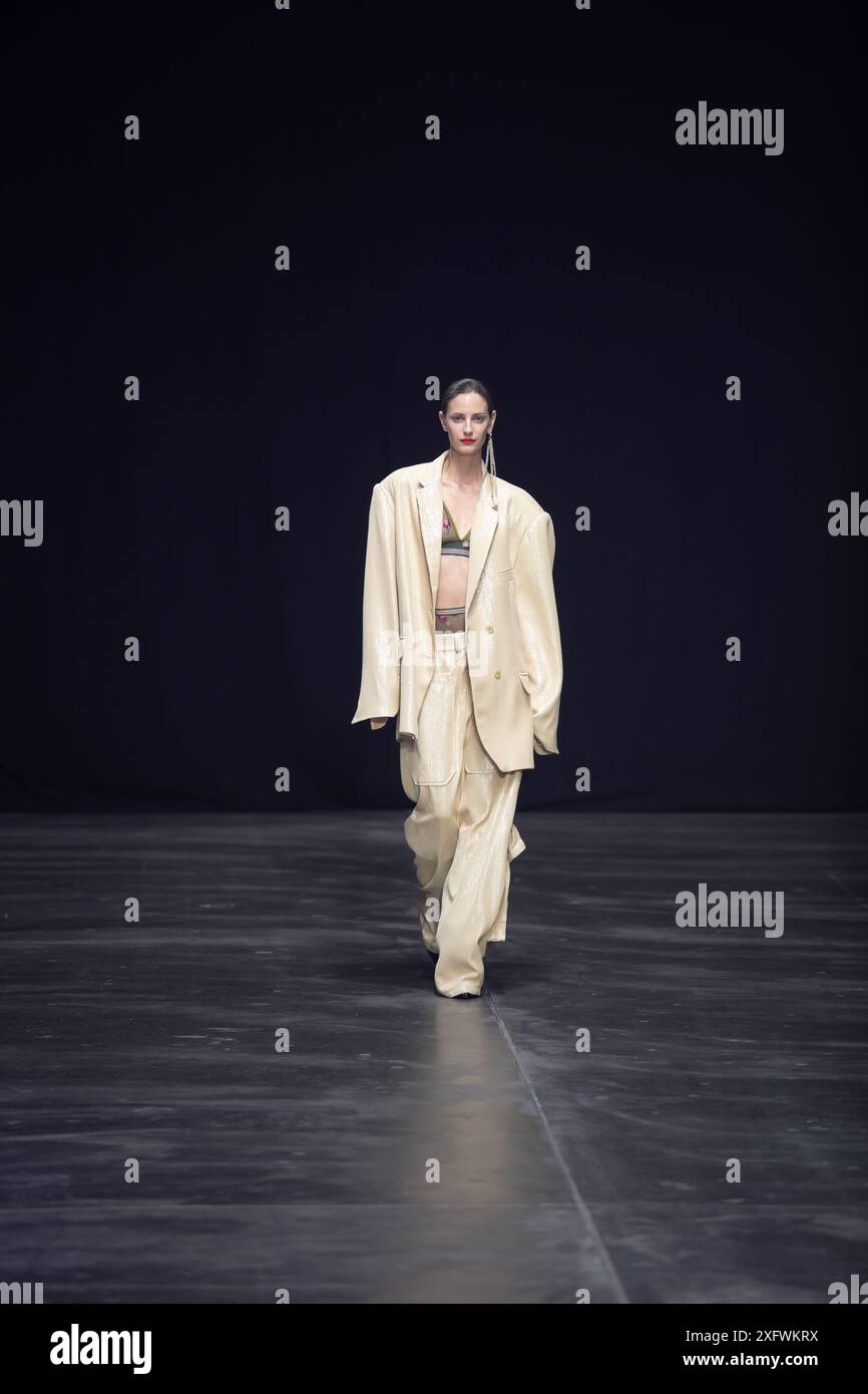 Berlino, Germania. 2 luglio 2024. Le modelle percorrono la vivace pista durante la spettacolare sfilata di moda Kilian Kerner SS25 all'evento della settimana della moda di Berlino. Foto Stock