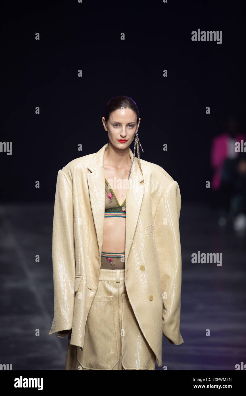 Berlino, Germania. 2 luglio 2024. Le modelle percorrono la vivace pista durante la spettacolare sfilata di moda Kilian Kerner SS25 all'evento della settimana della moda di Berlino. Foto Stock