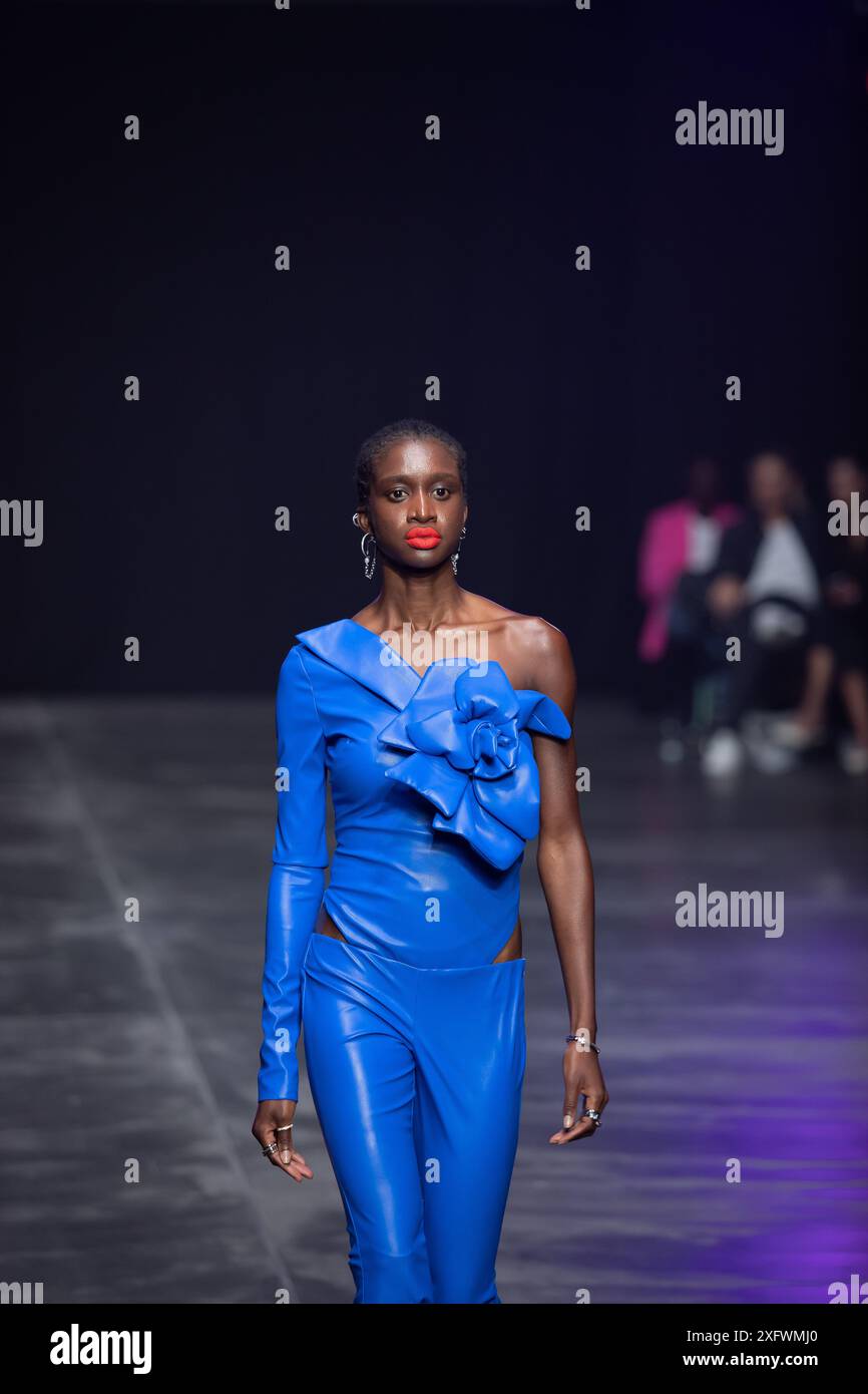 Berlino, Germania. 2 luglio 2024. Le modelle percorrono la vivace pista durante la spettacolare sfilata di moda Kilian Kerner SS25 all'evento della settimana della moda di Berlino. Foto Stock