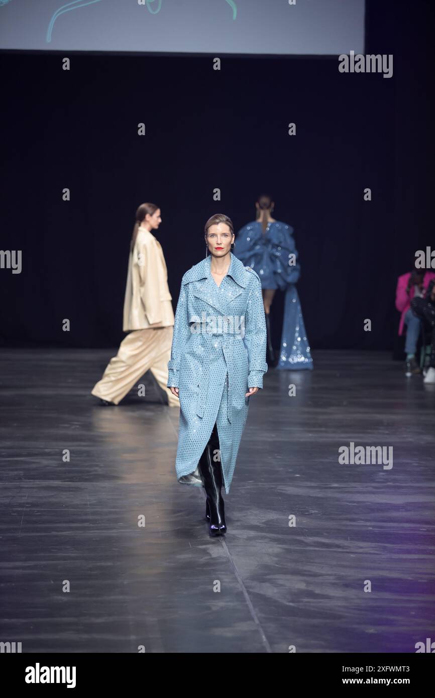 Berlino, Germania. 2 luglio 2024. Le modelle percorrono la vivace pista durante la spettacolare sfilata di moda Kilian Kerner SS25 all'evento della settimana della moda di Berlino. Foto Stock