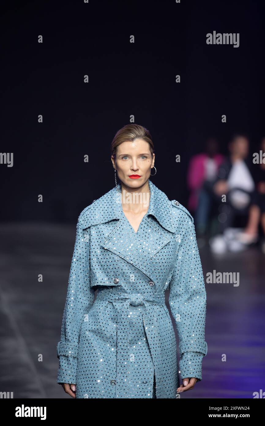 Berlino, Germania. 2 luglio 2024. Le modelle percorrono la vivace pista durante la spettacolare sfilata di moda Kilian Kerner SS25 all'evento della settimana della moda di Berlino. Foto Stock
