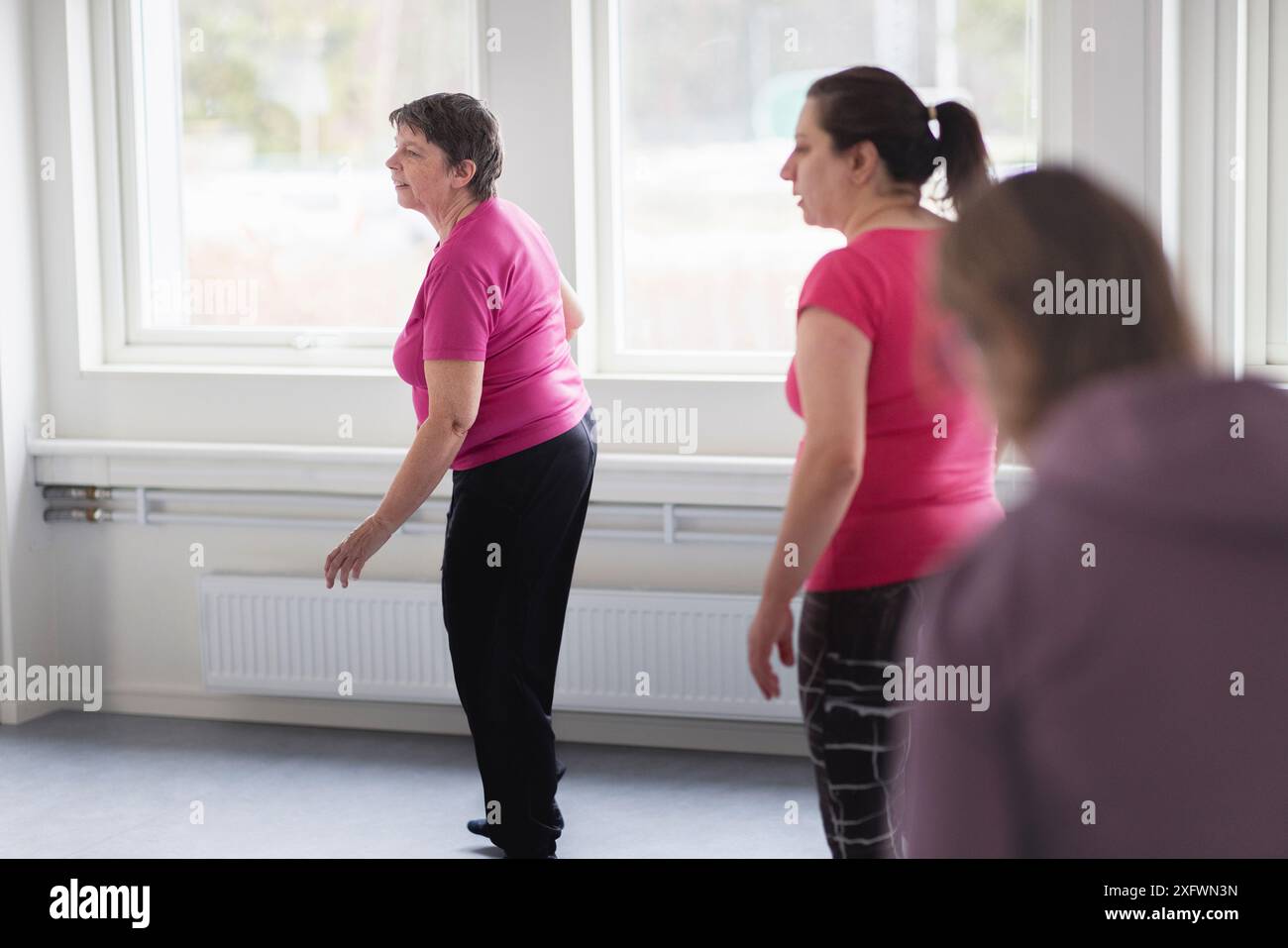 Donne in abbigliamento sportivo che praticano presso lo studio di danza Foto Stock