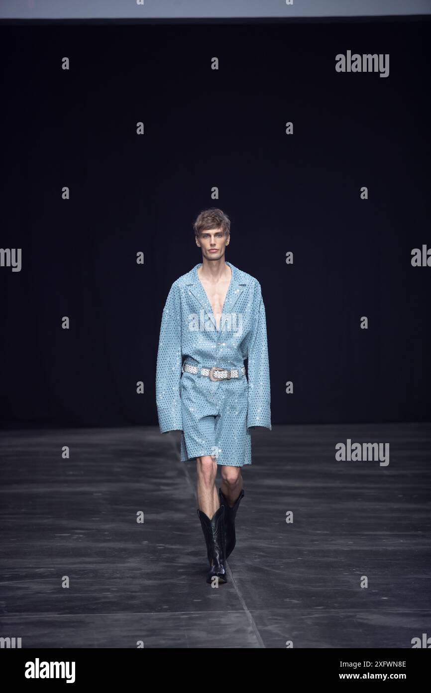 Berlino, Germania. 2 luglio 2024. Le modelle percorrono la vivace pista durante la spettacolare sfilata di moda Kilian Kerner SS25 all'evento della settimana della moda di Berlino. Foto Stock