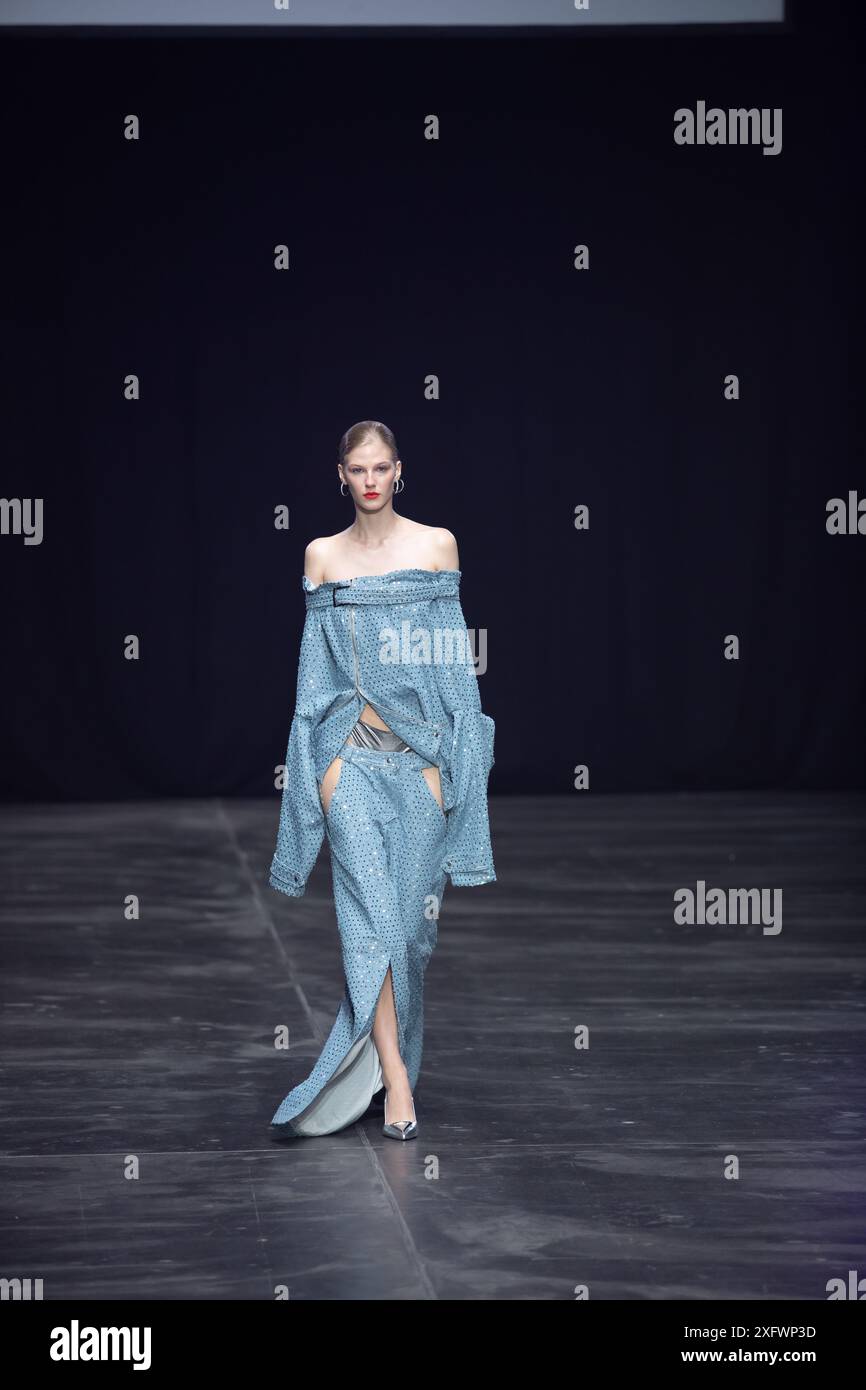 Berlino, Germania. 2 luglio 2024. Le modelle percorrono la vivace pista durante la spettacolare sfilata di moda Kilian Kerner SS25 all'evento della settimana della moda di Berlino. Foto Stock