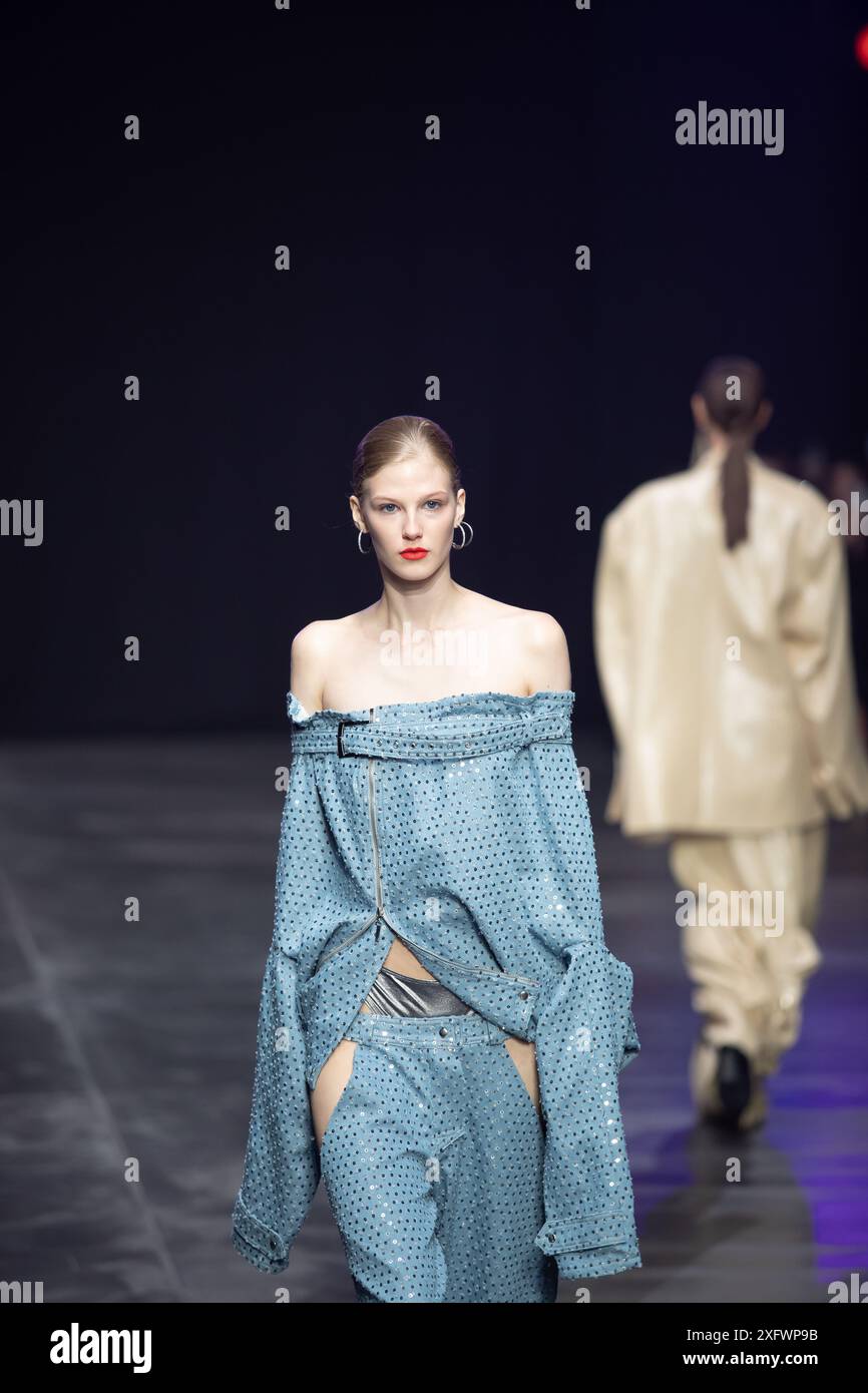 Berlino, Germania. 2 luglio 2024. Le modelle percorrono la vivace pista durante la spettacolare sfilata di moda Kilian Kerner SS25 all'evento della settimana della moda di Berlino. Foto Stock