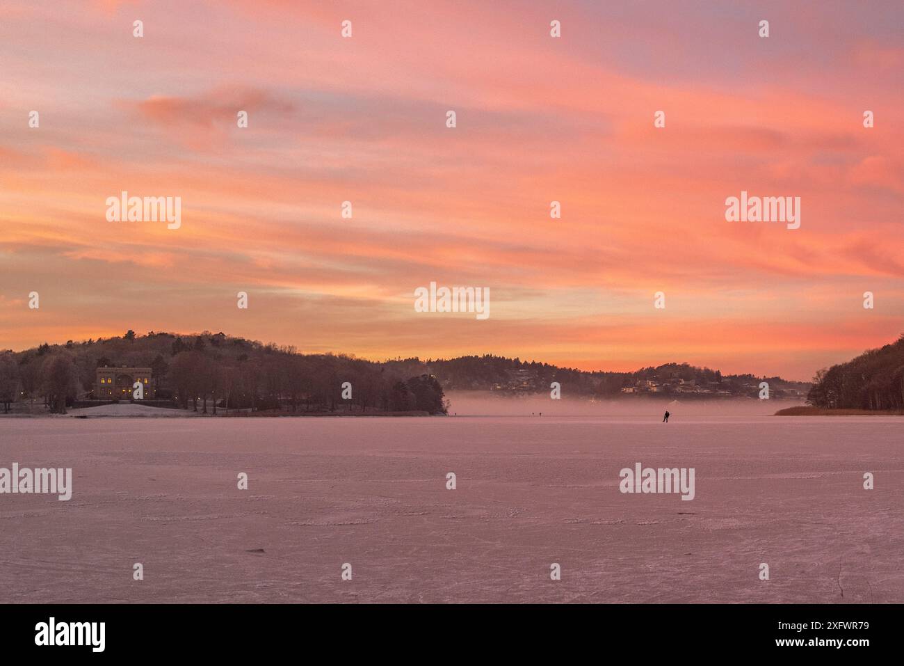 Vista panoramica del lago ghiacciato sul cielo spettacolare al tramonto Foto Stock