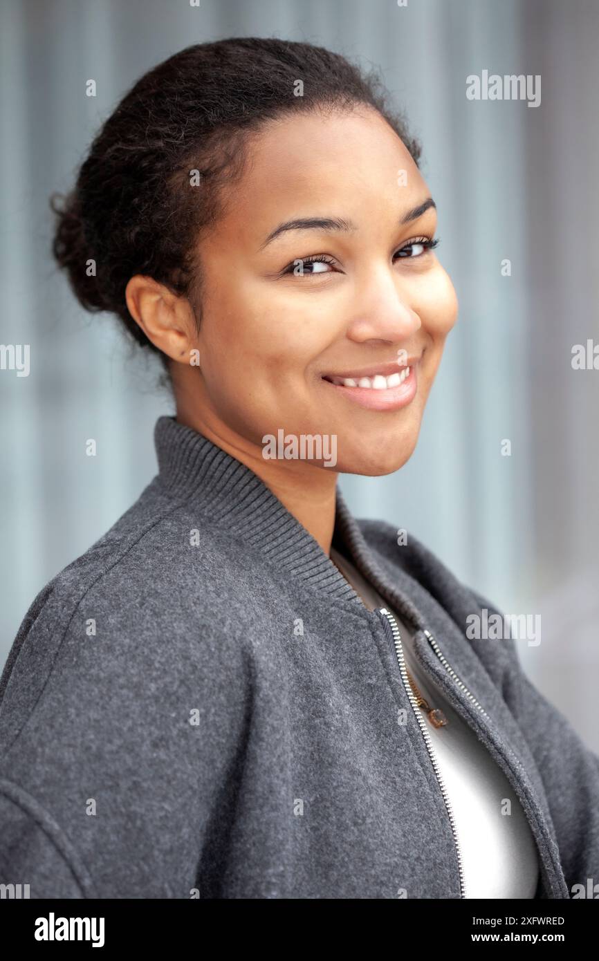 Ritratto di una giovane donna sorridente in un ambiente informale Foto Stock