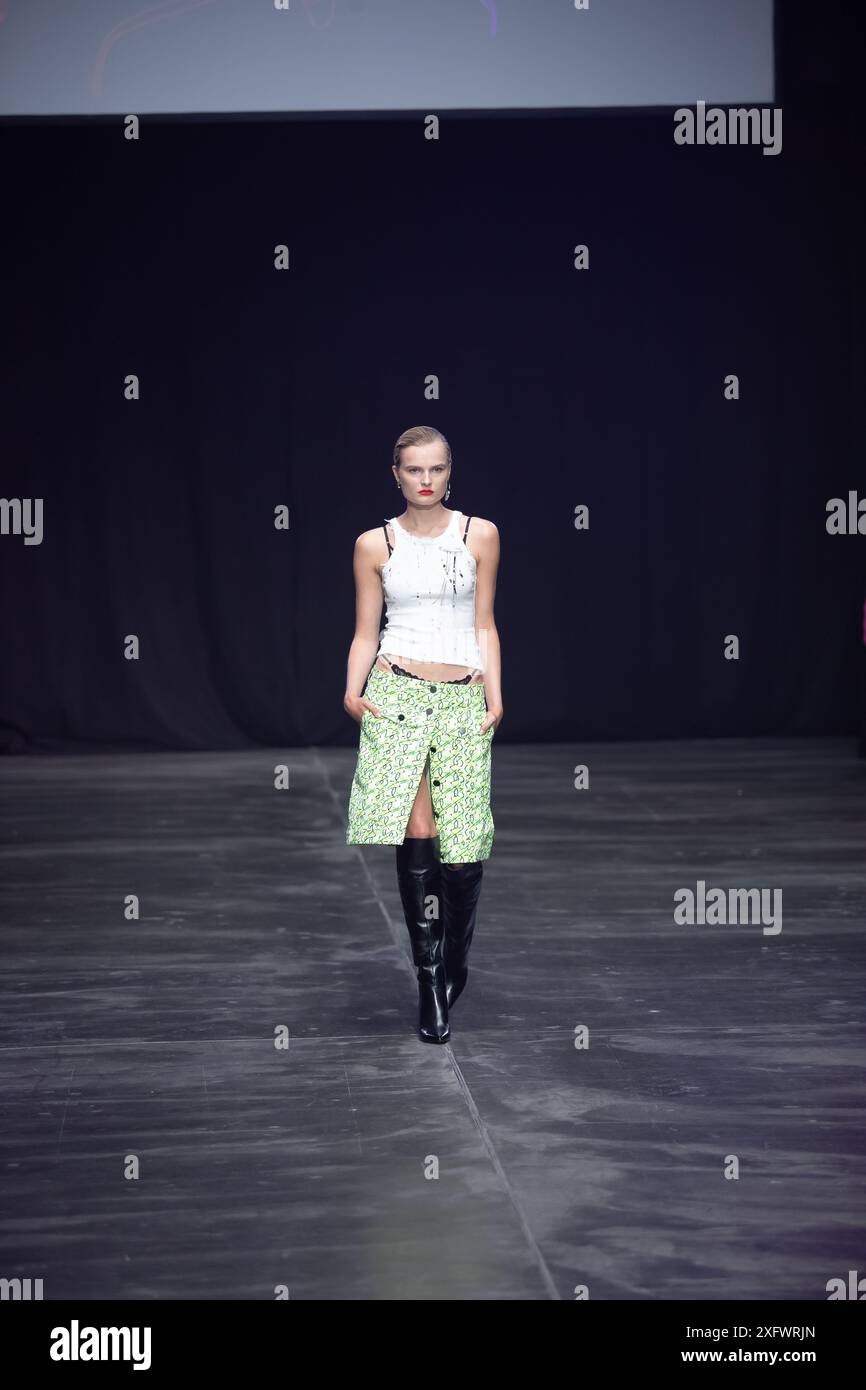 Berlino, Germania. 2 luglio 2024. Le modelle percorrono la vivace pista durante la spettacolare sfilata di moda Kilian Kerner SS25 all'evento della settimana della moda di Berlino. Foto Stock