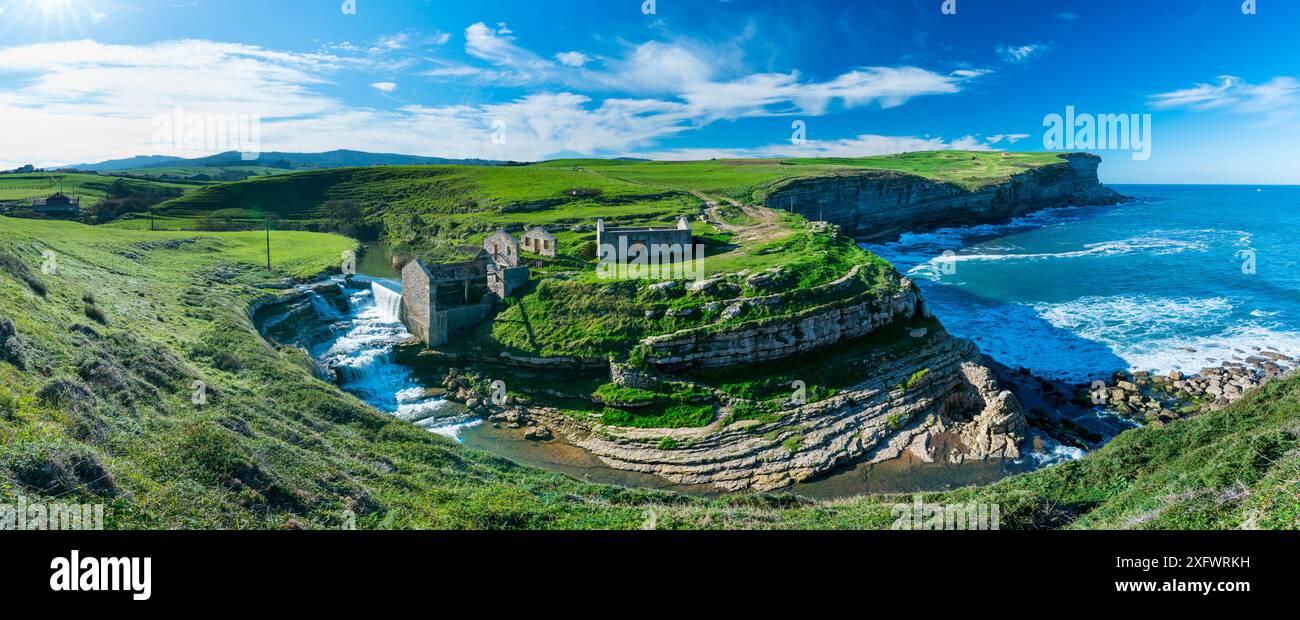 Cascata El Molino / Molino El Bolao, Cobreces, Alfoz de Loredo, Cantabria, Spagna. Novembre 2017. Foto Stock